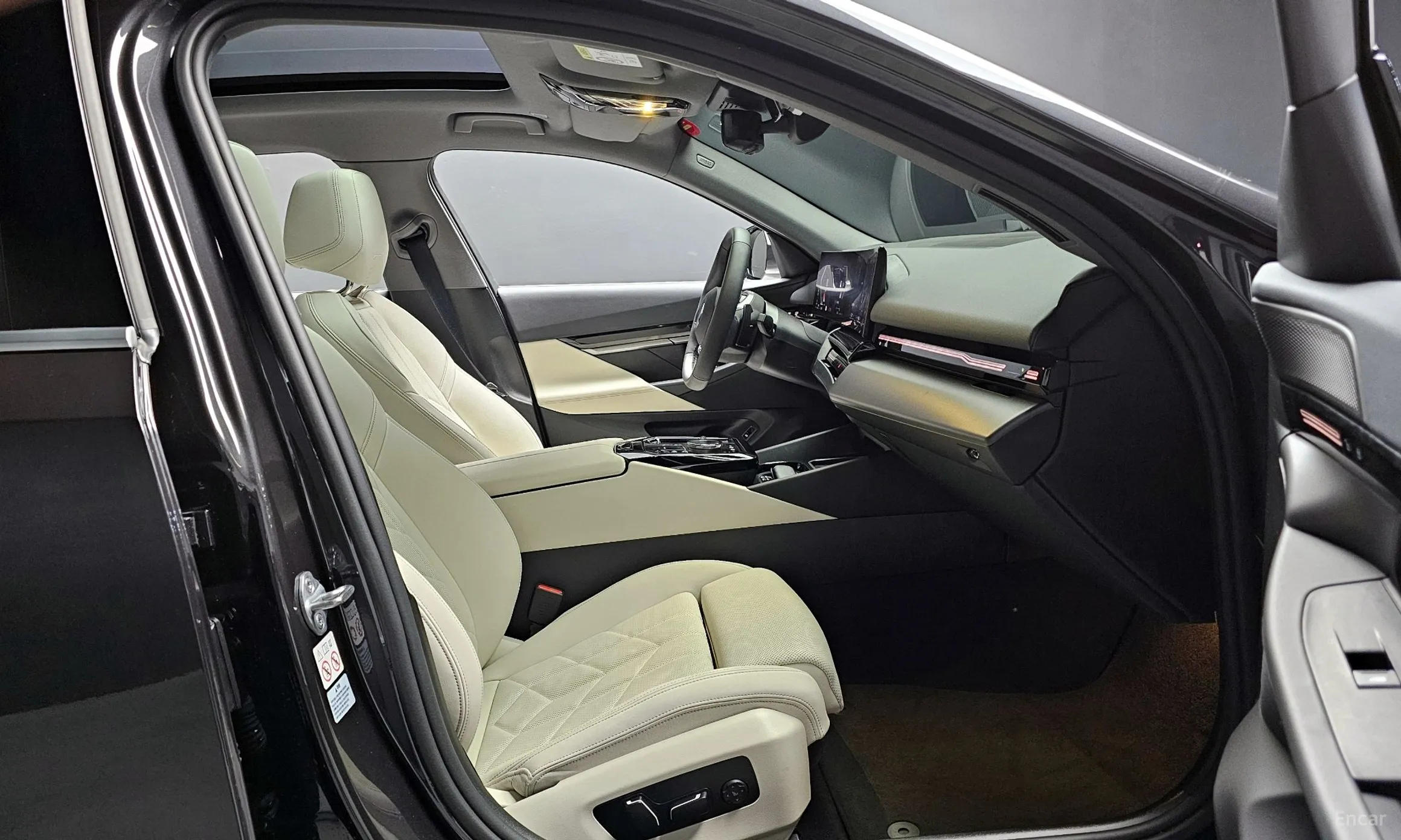 BMW 5 Series (G60) превью 10
