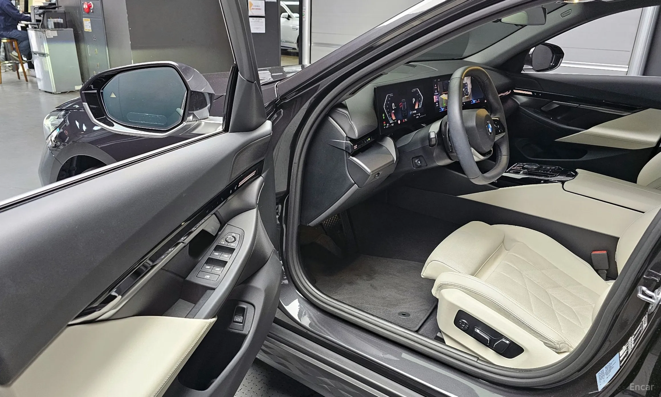 BMW 5 Series (G60) превью 11