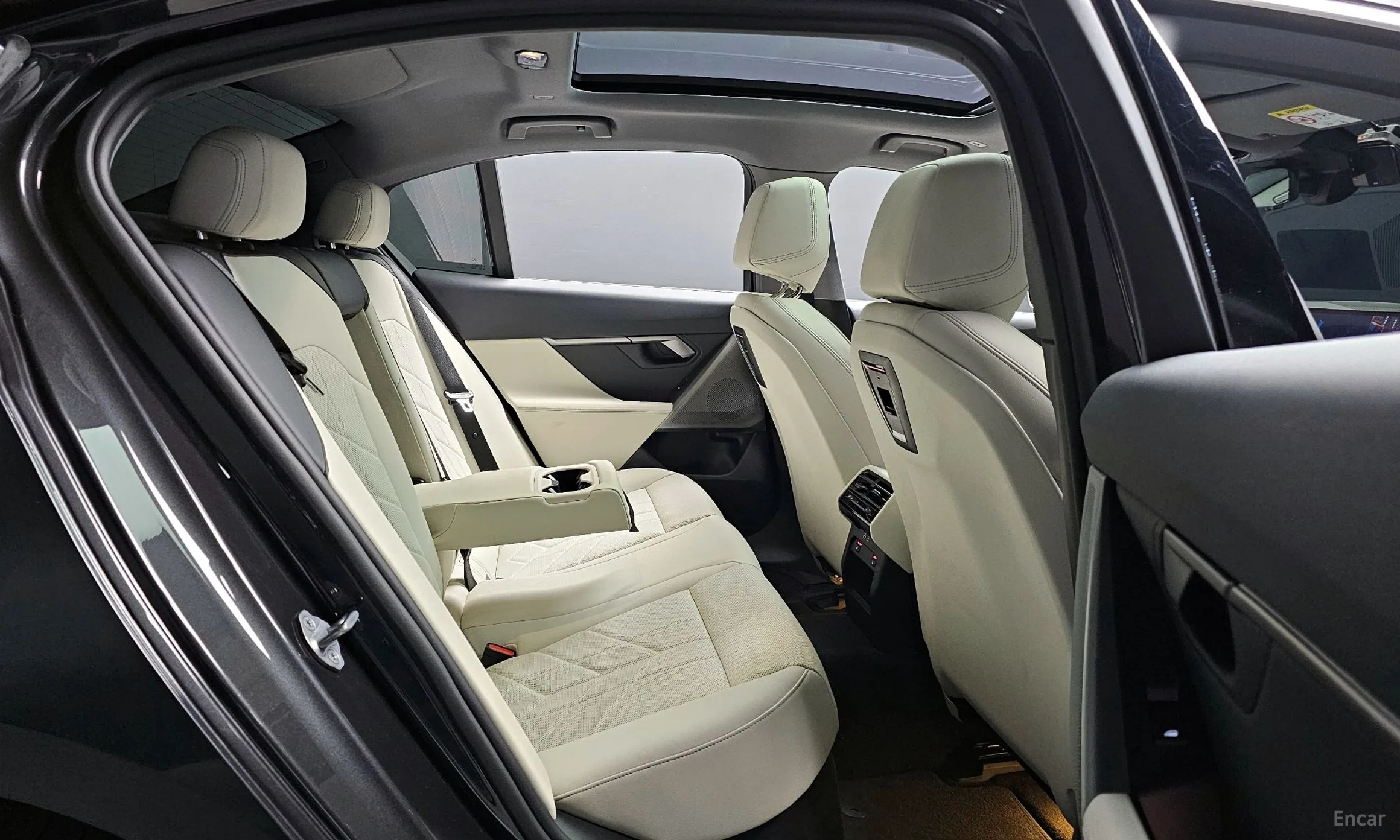BMW 5 Series (G60) превью 12