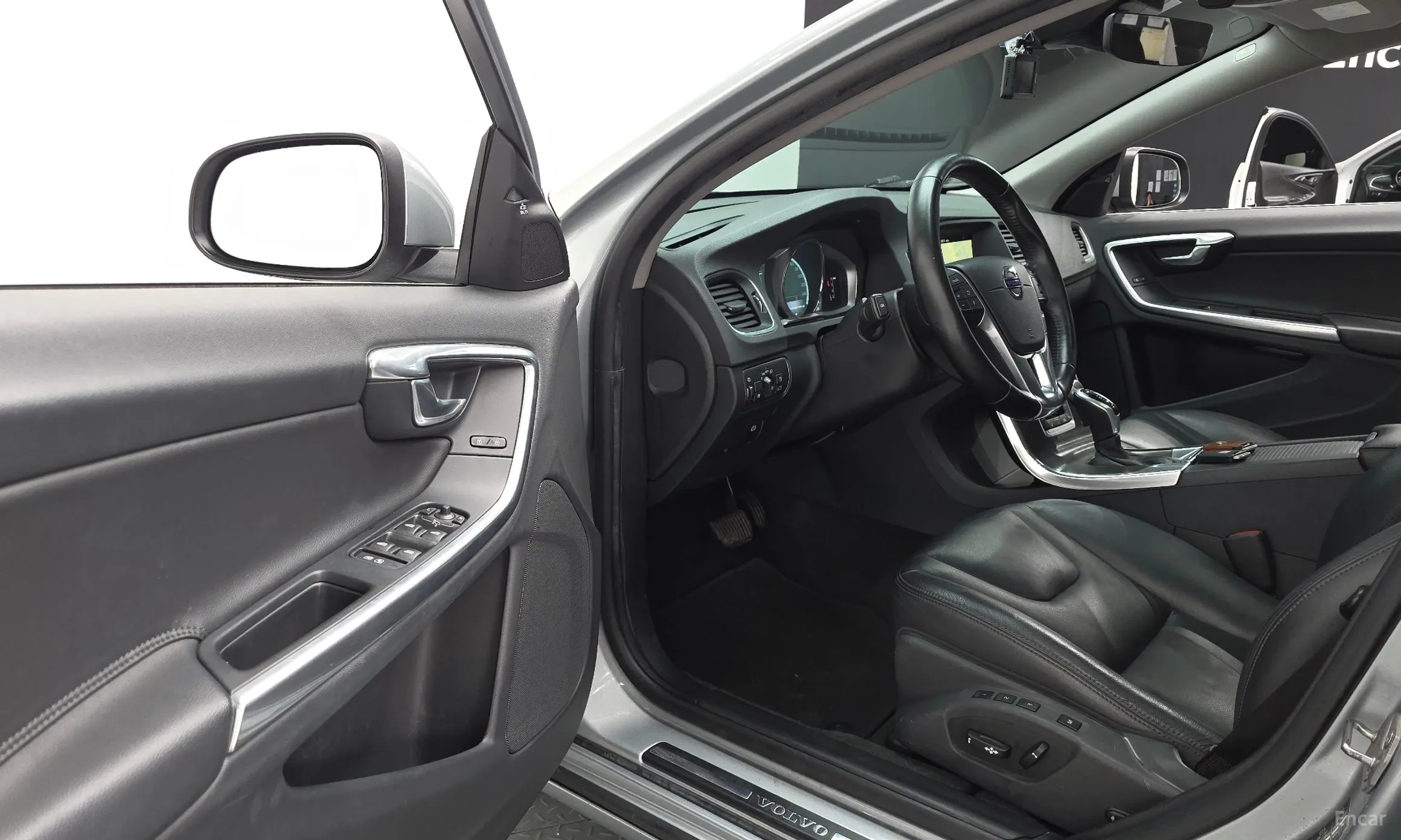 Volvo S60 превью 11