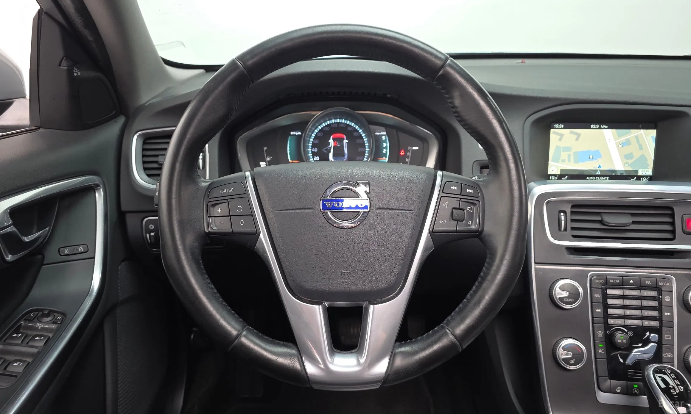 Volvo S60 превью 13