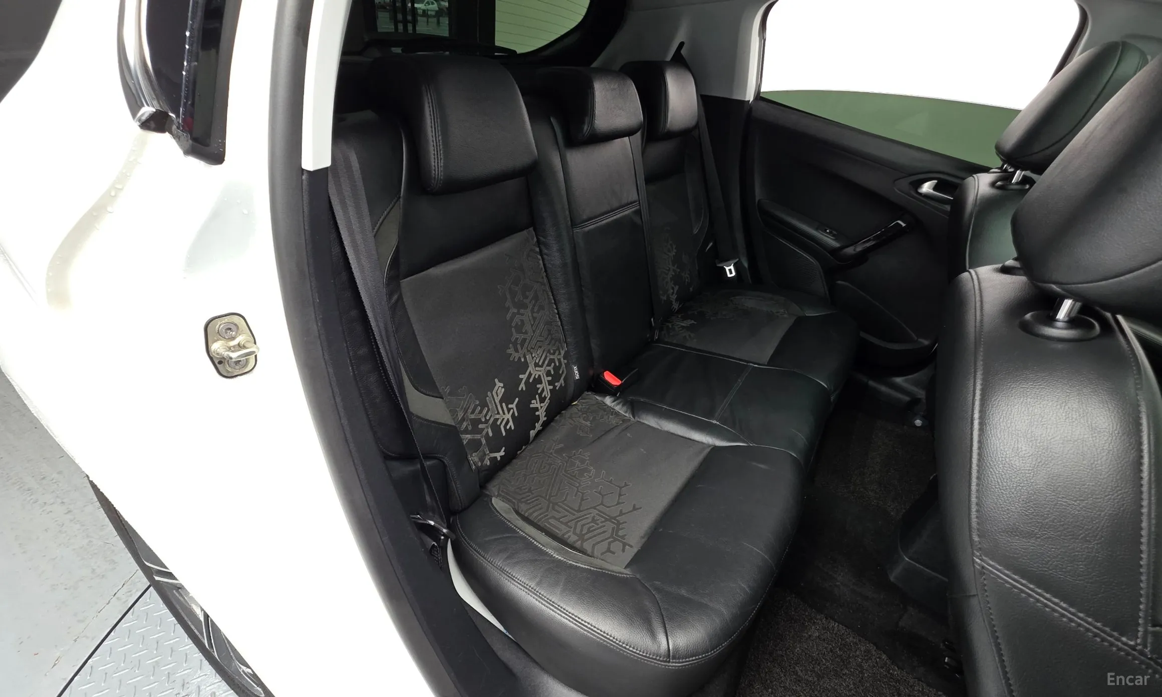 Peugeot 208 превью 11