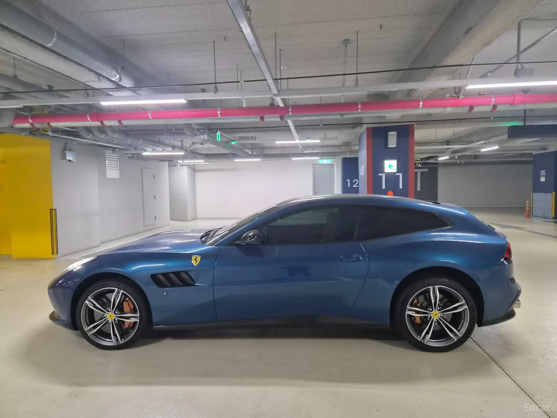Ferrari GTC4 Rousseau превью 9