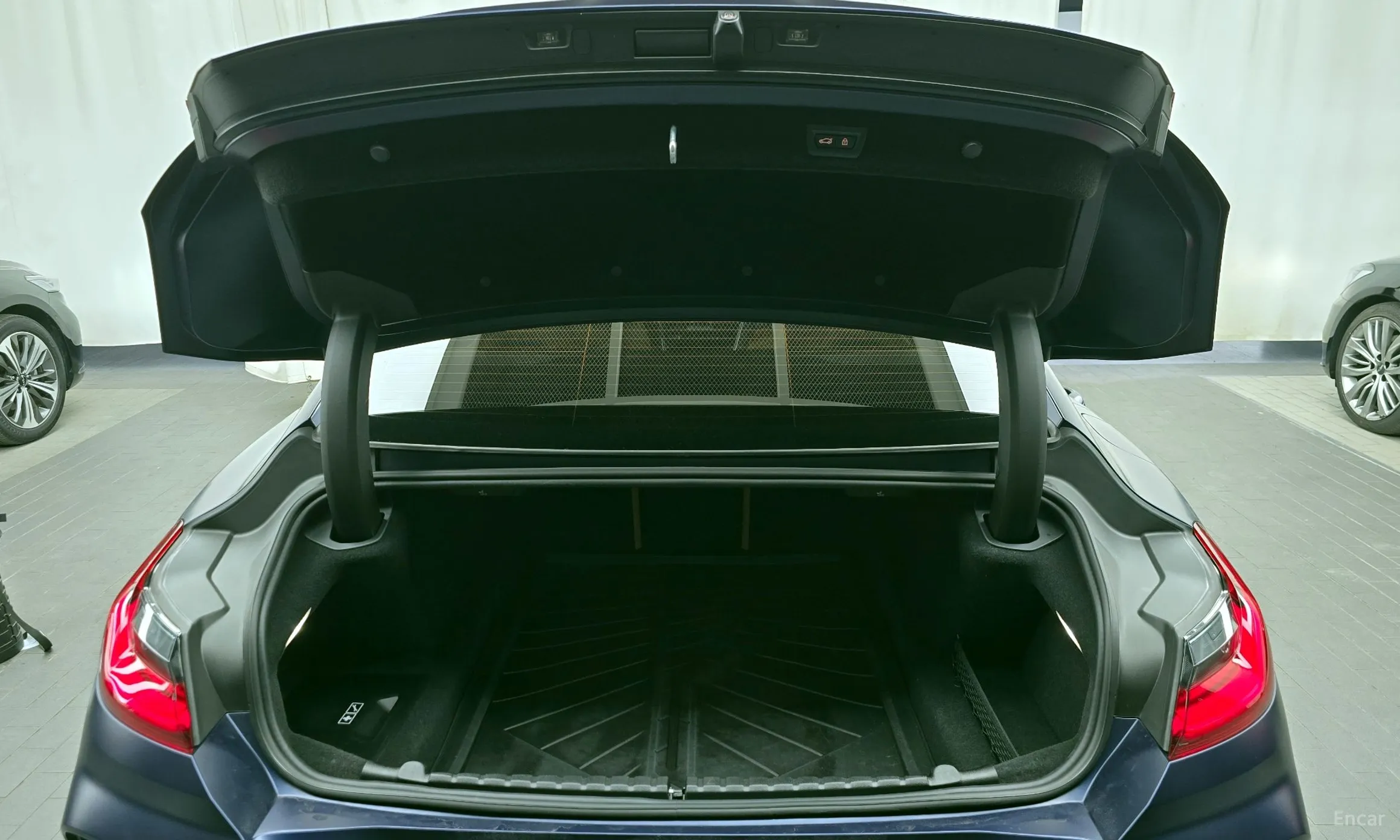 BMW 8-series (G15) превью 20