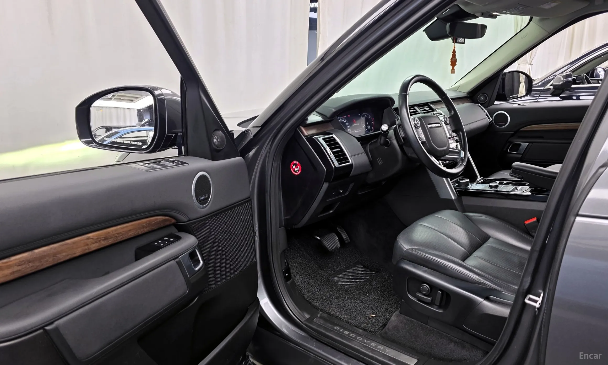 Land Rover Discovery 5 превью 10