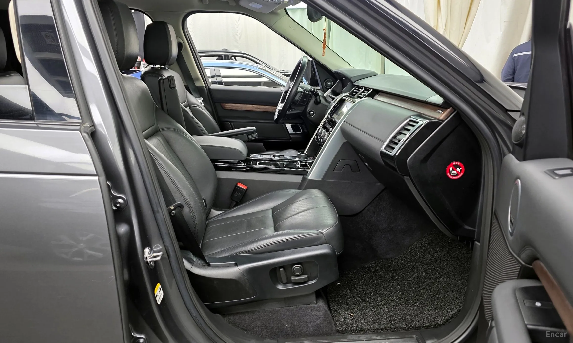 Land Rover Discovery 5 превью 11