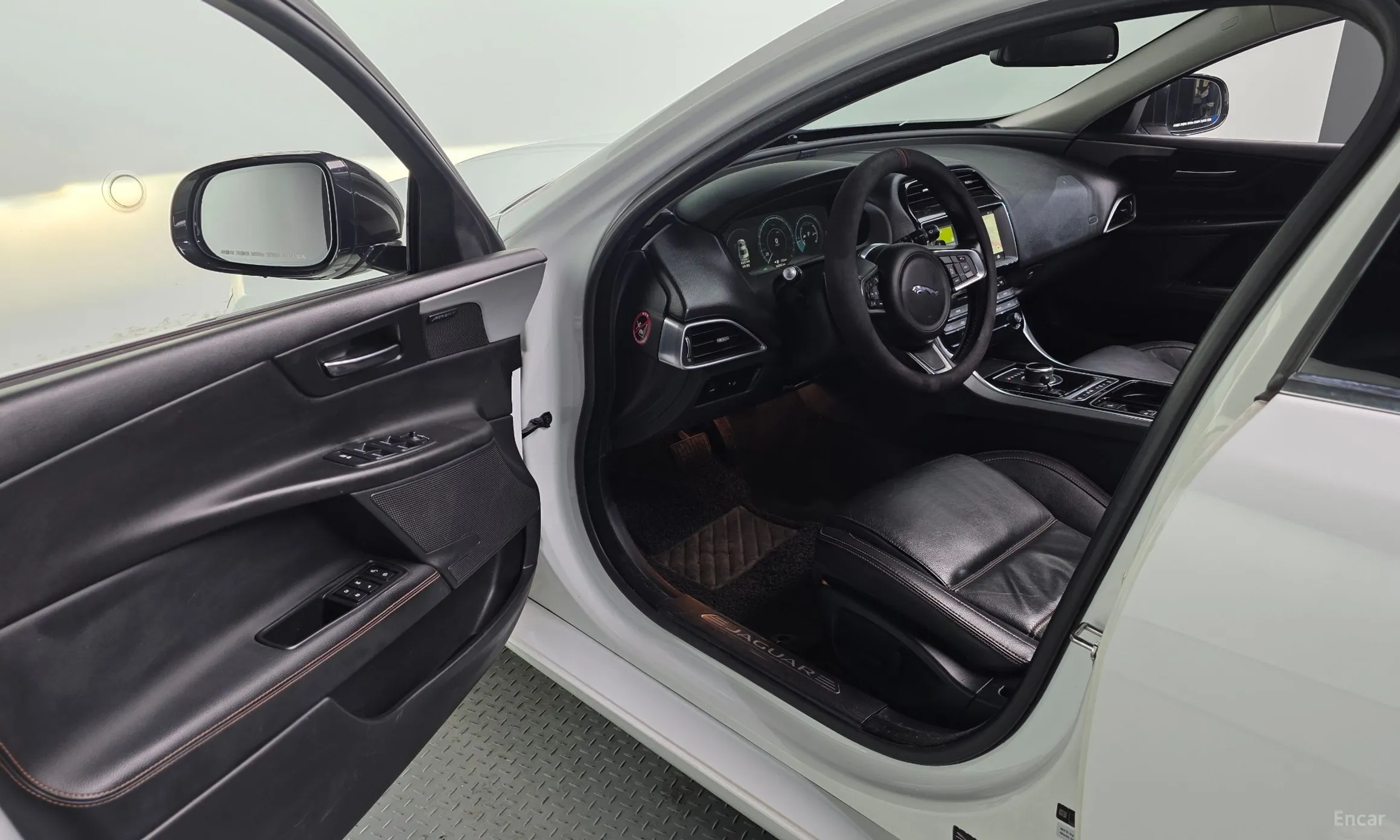 Jaguar XE превью 10