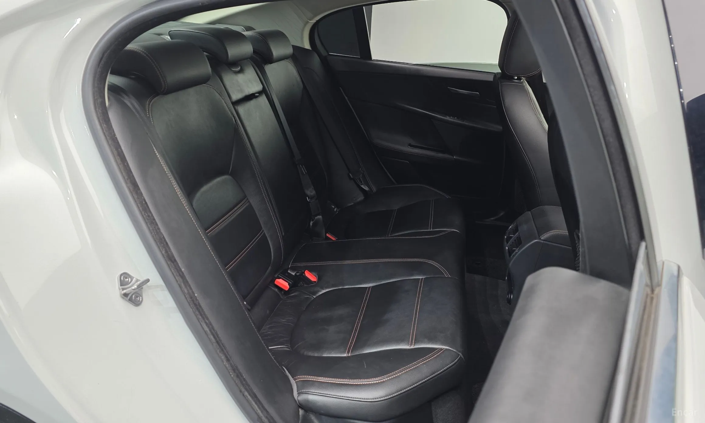 Jaguar XE превью 11