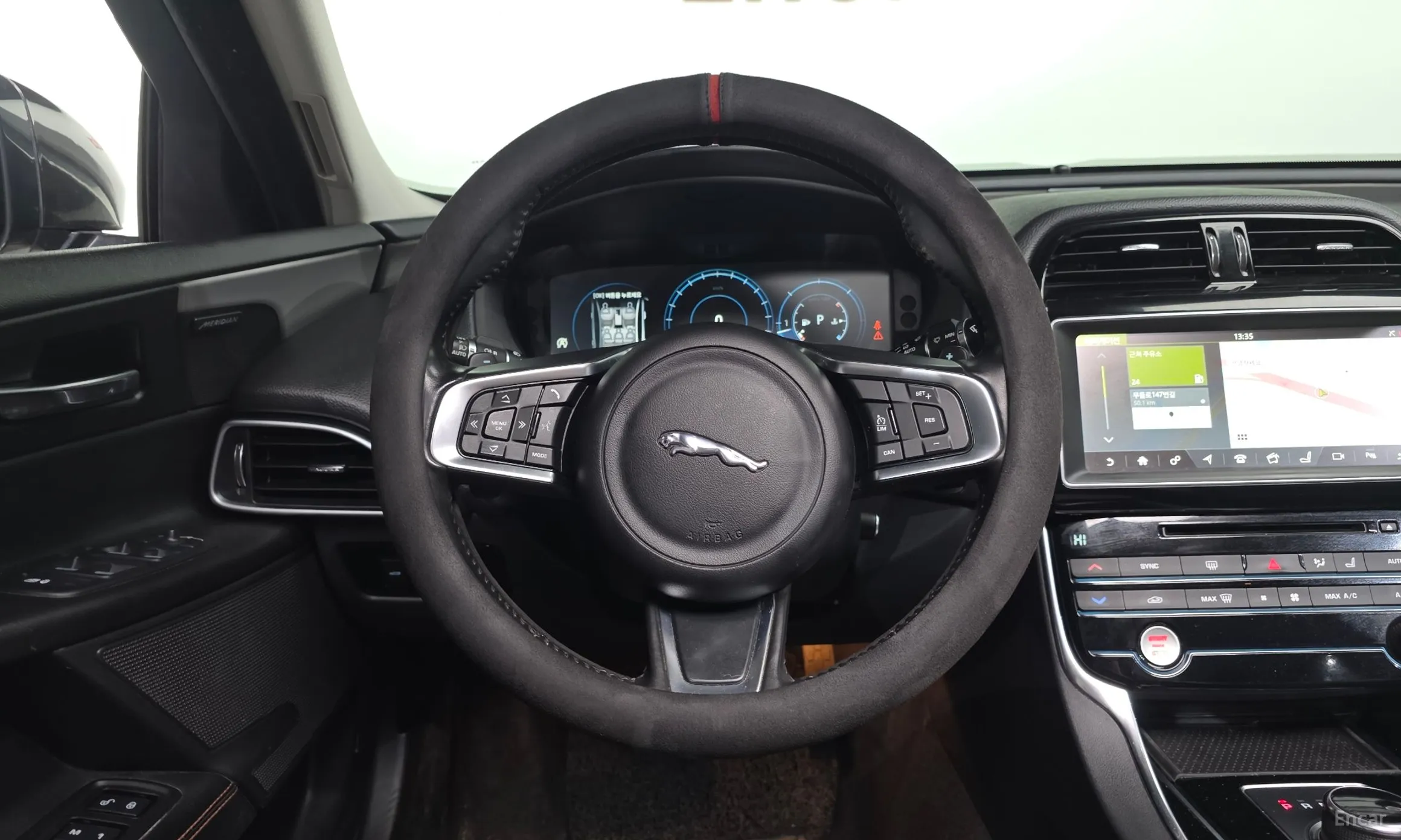 Jaguar XE превью 12