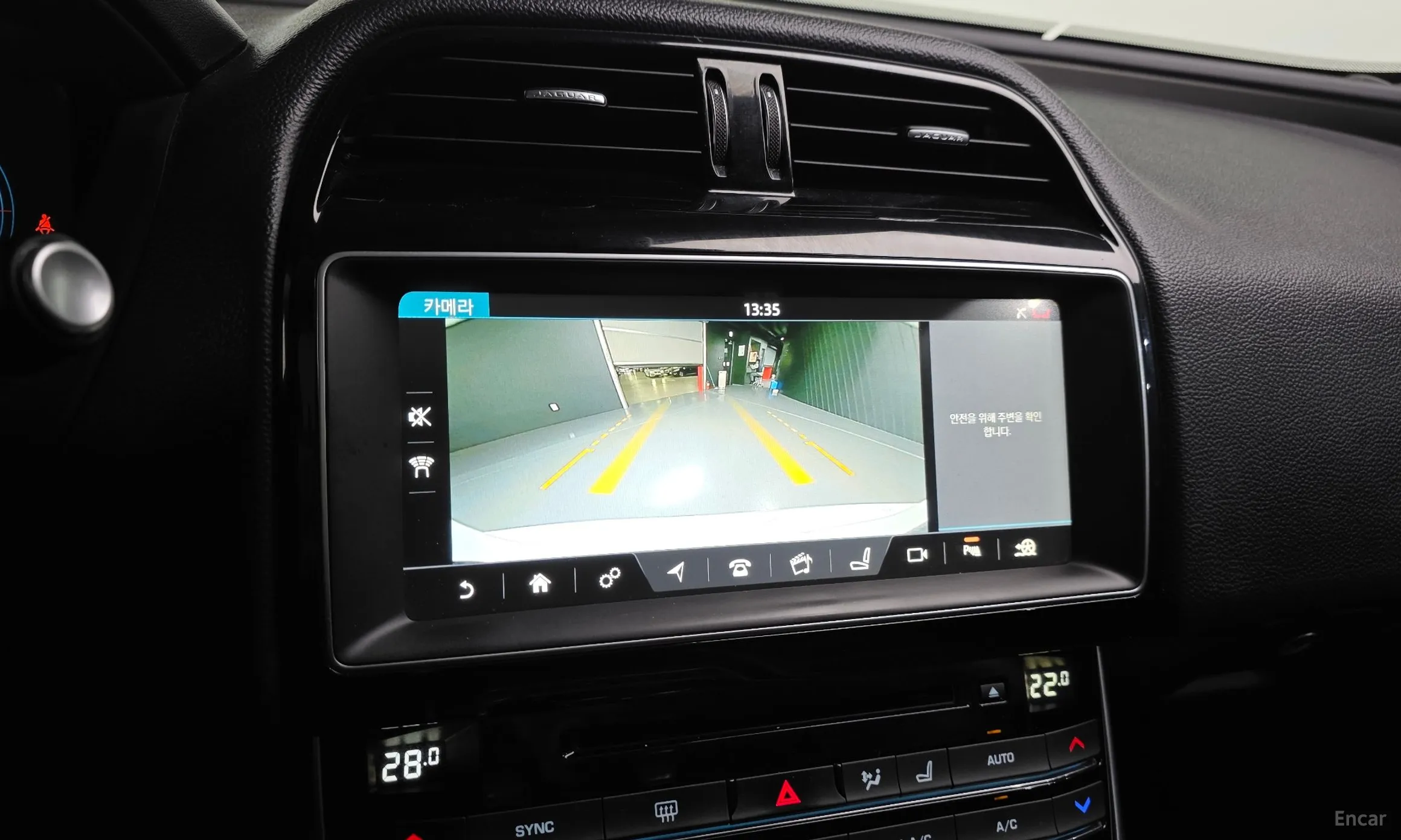 Jaguar XE превью 14