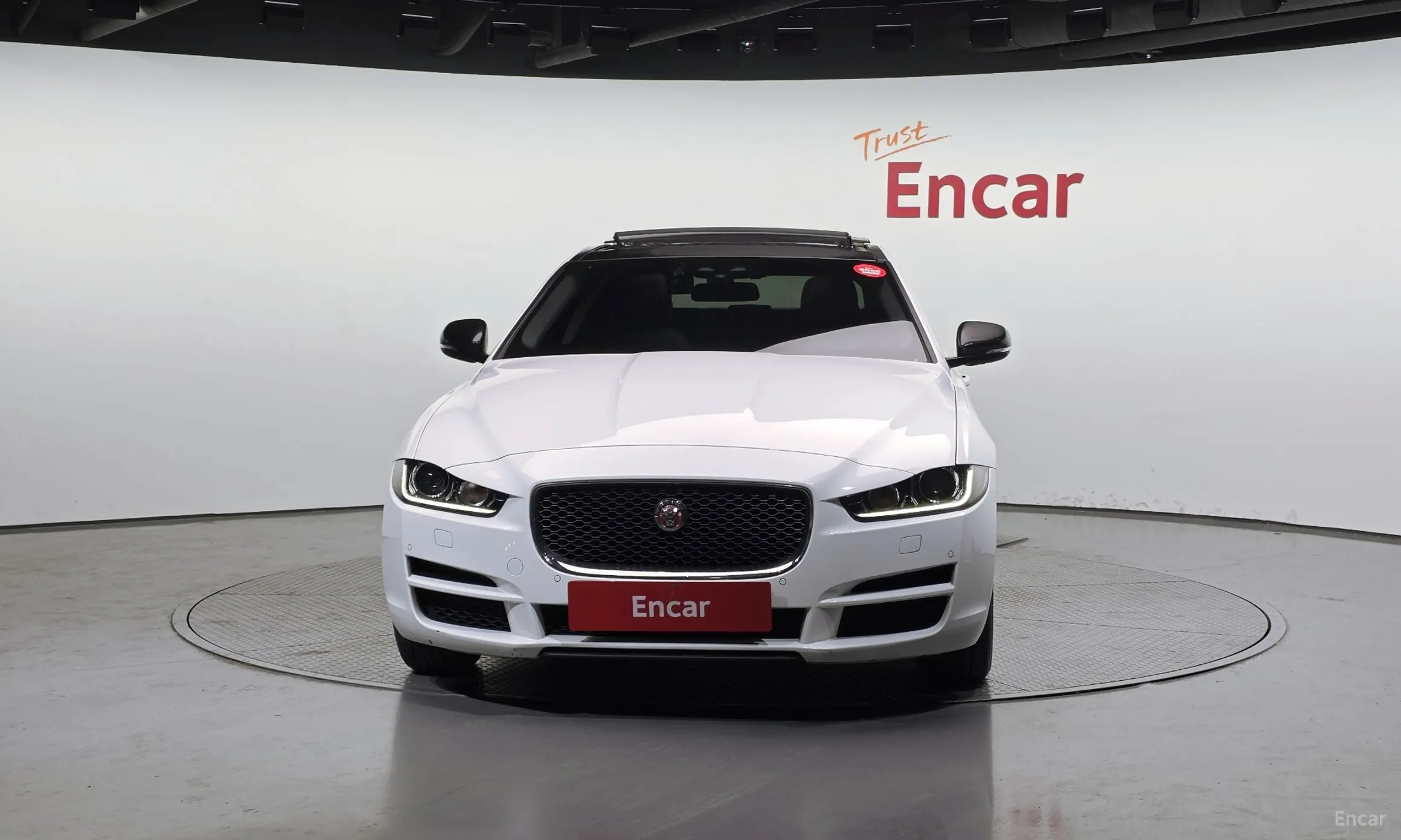 Jaguar XE превью 3