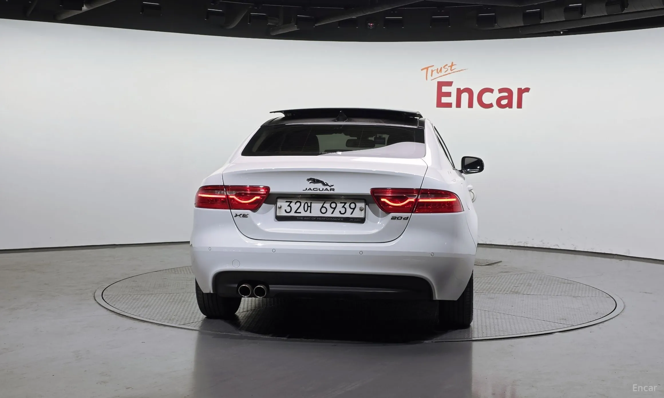 Jaguar XE превью 4