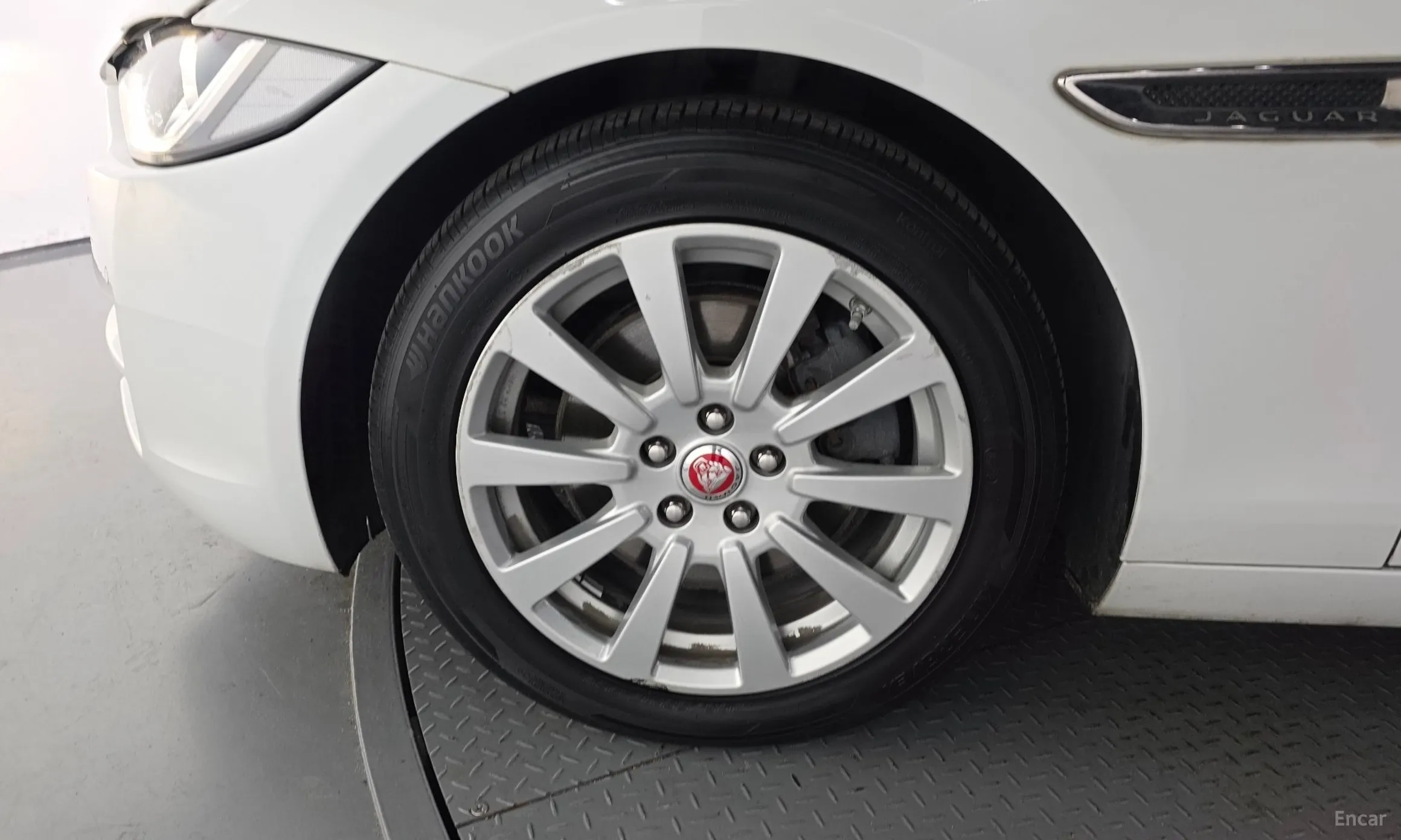 Jaguar XE превью 5