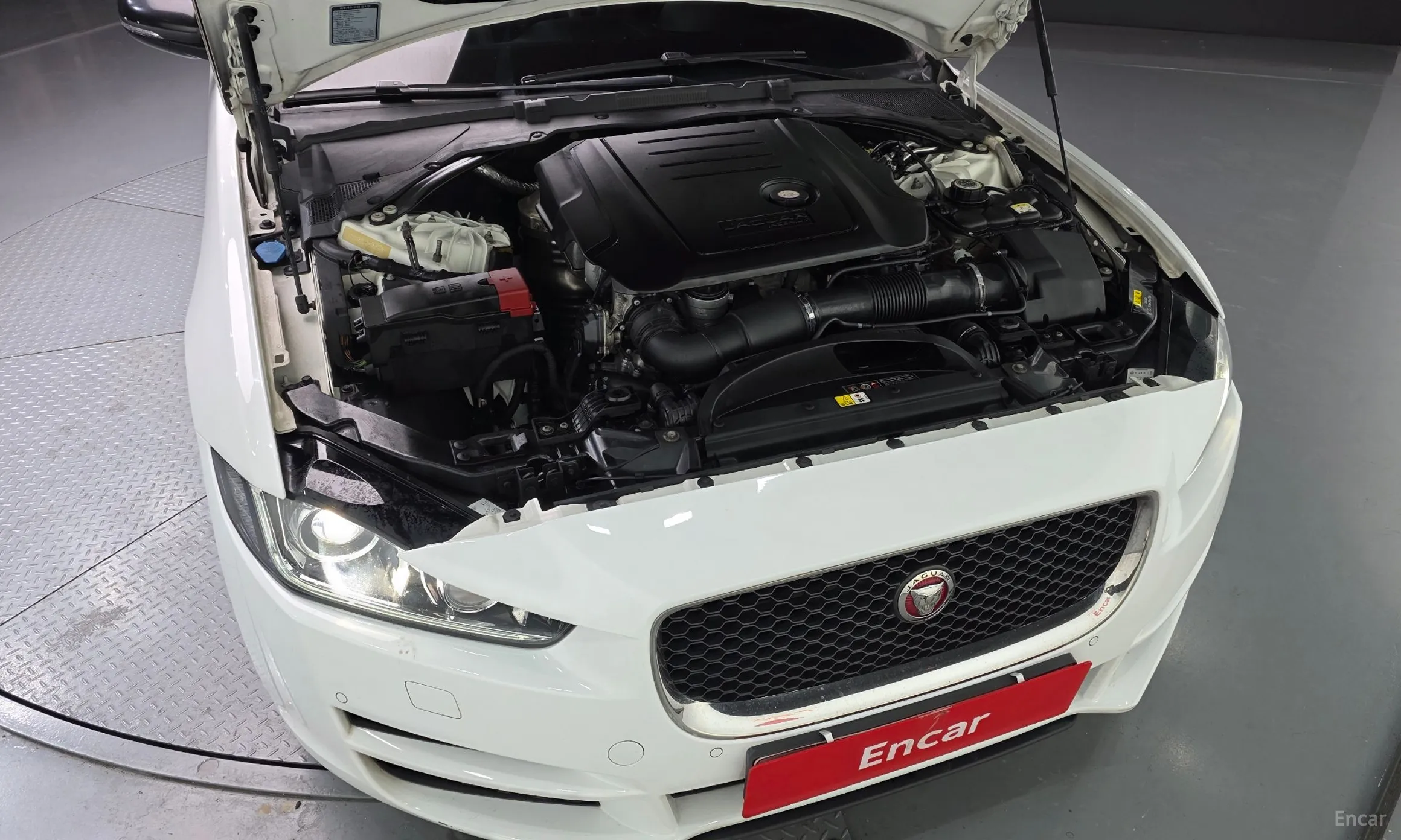 Jaguar XE превью 6