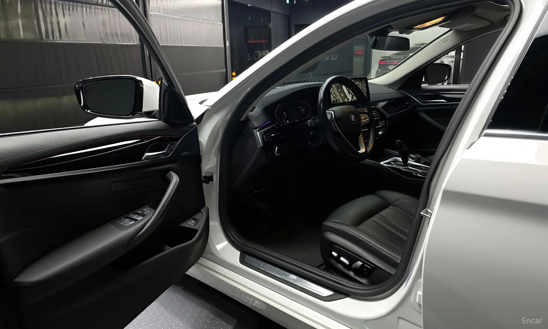BMW 5 Series (G30) превью 10
