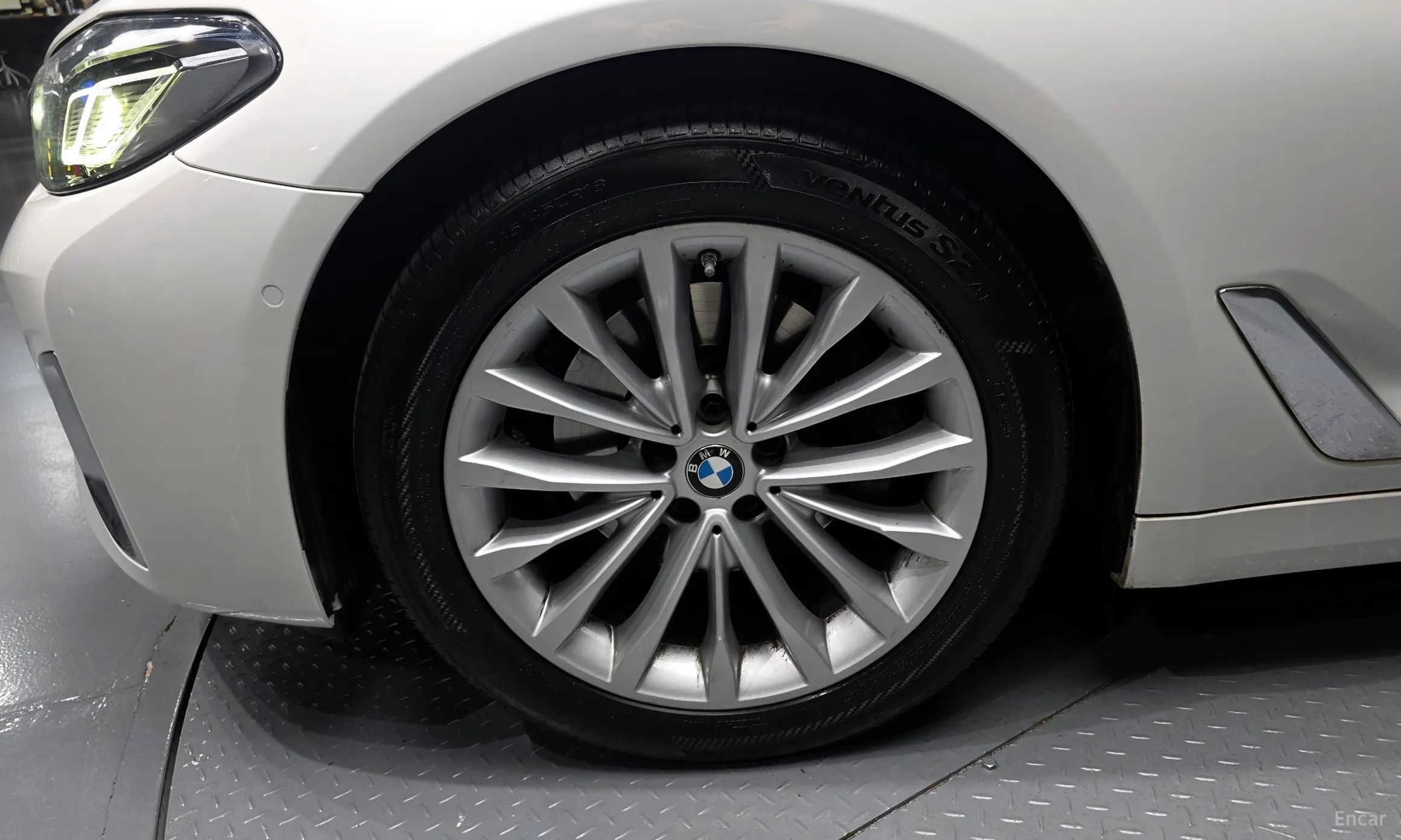 BMW 5 Series (G30) превью 5