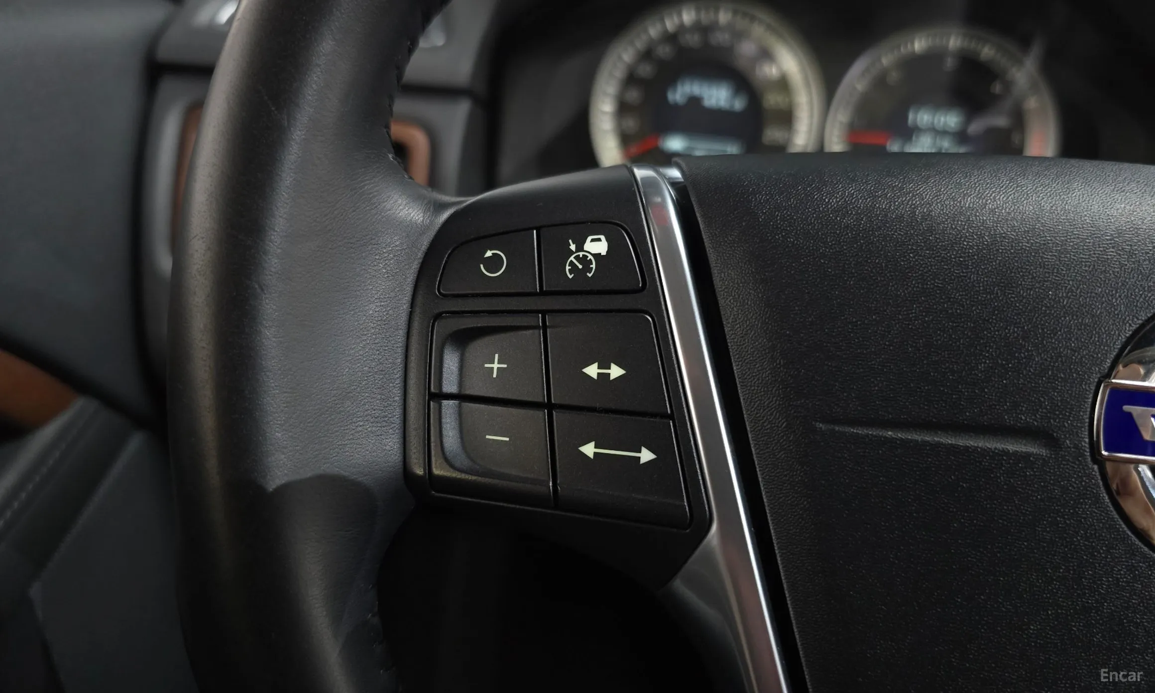 Volvo XC70 превью 16