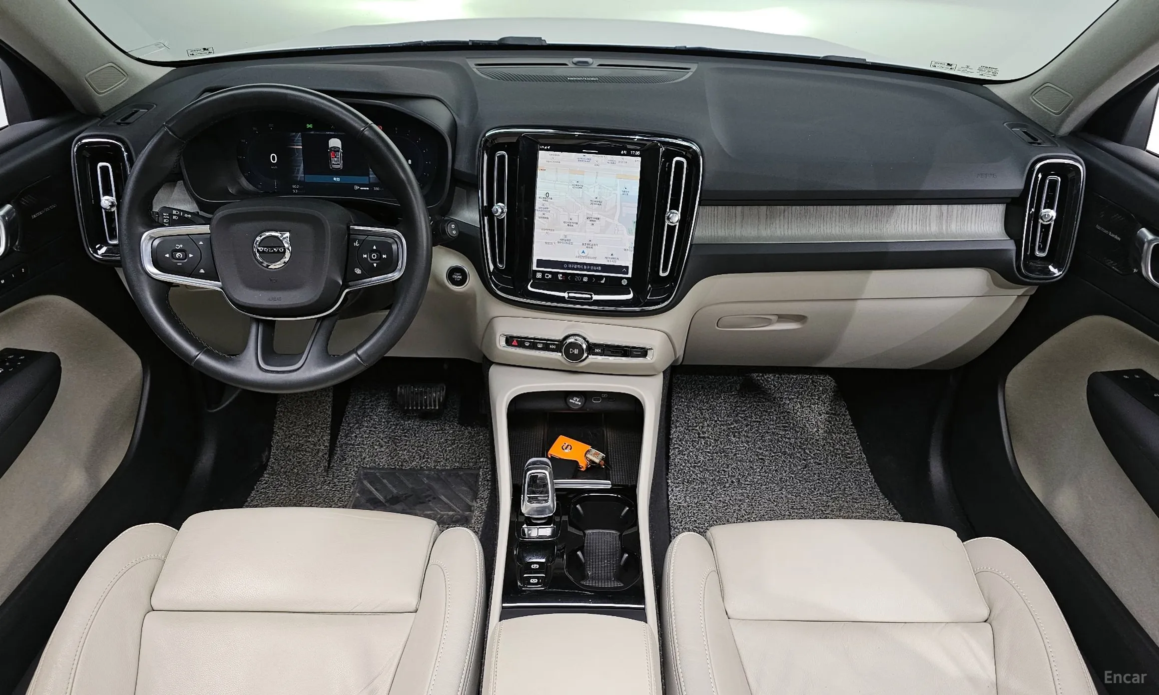 Volvo XC40 превью 7