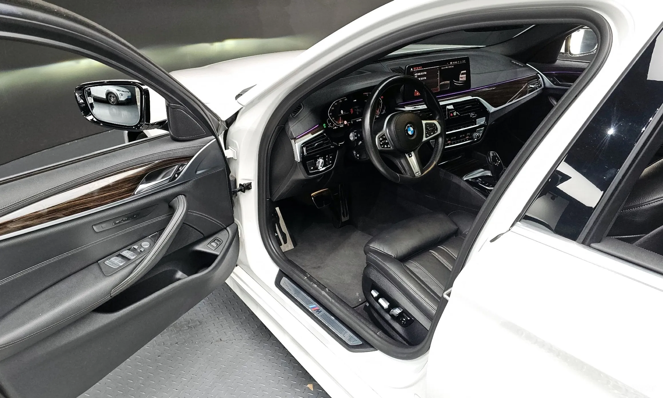 BMW 5 Series (G30) превью 10