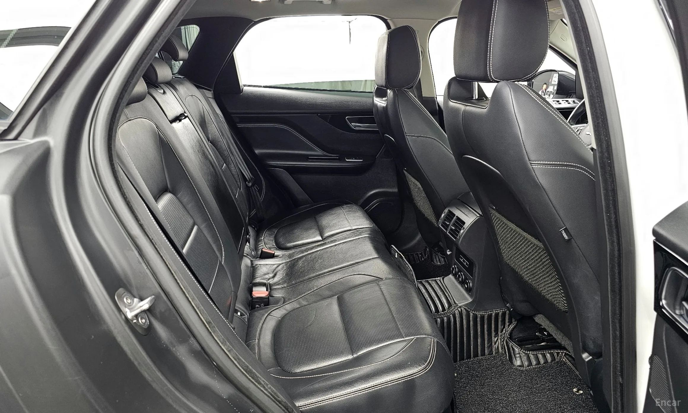 Jaguar F-PACE превью 12