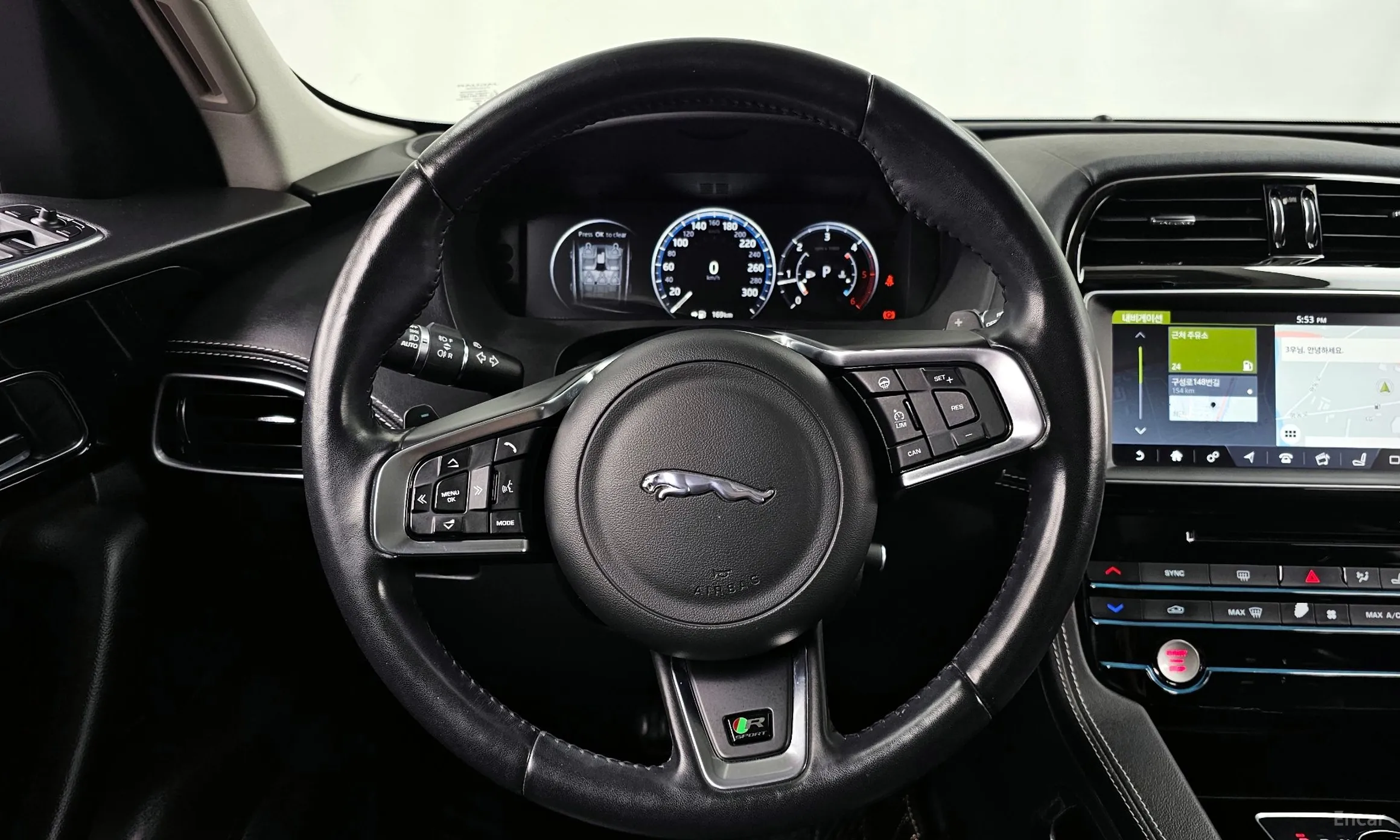 Jaguar F-PACE превью 13