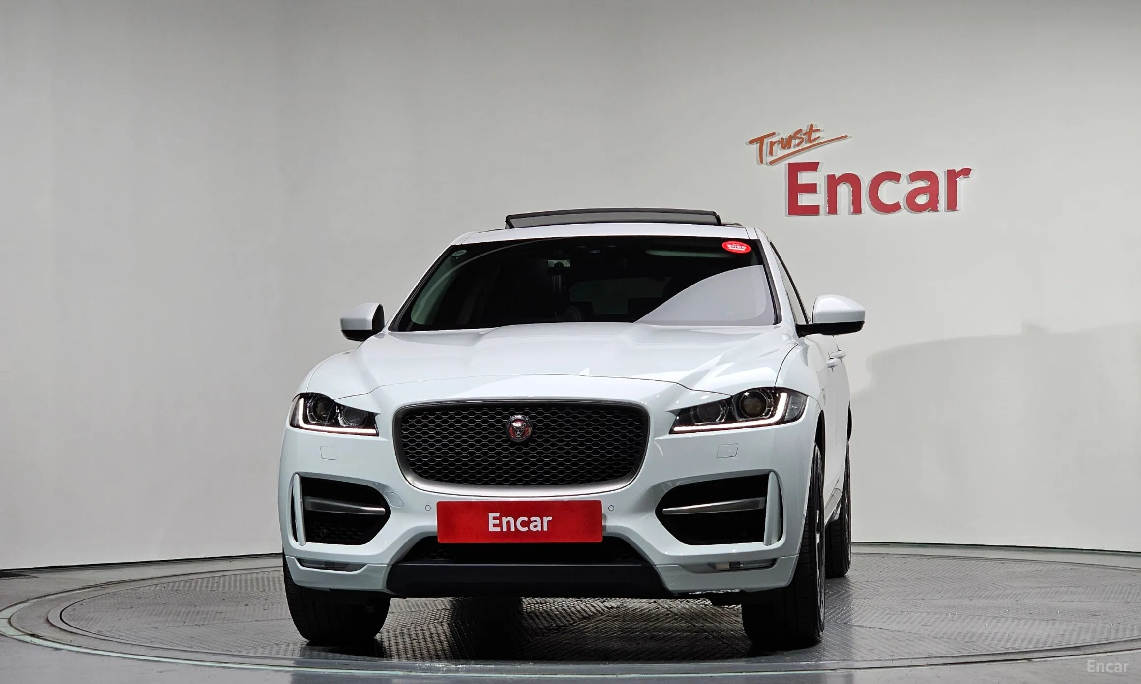 Jaguar F-PACE превью 3