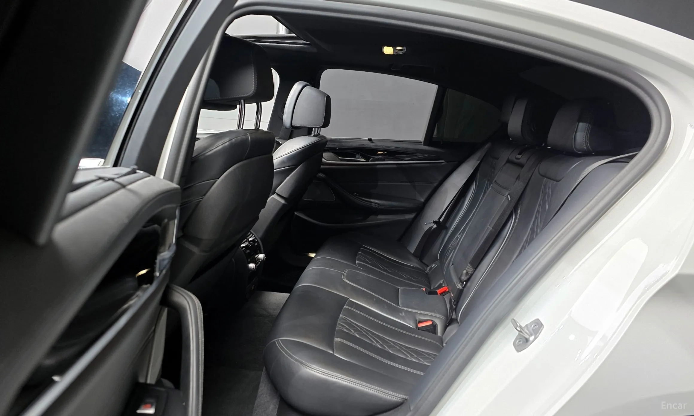 BMW 5 Series (G30) превью 12