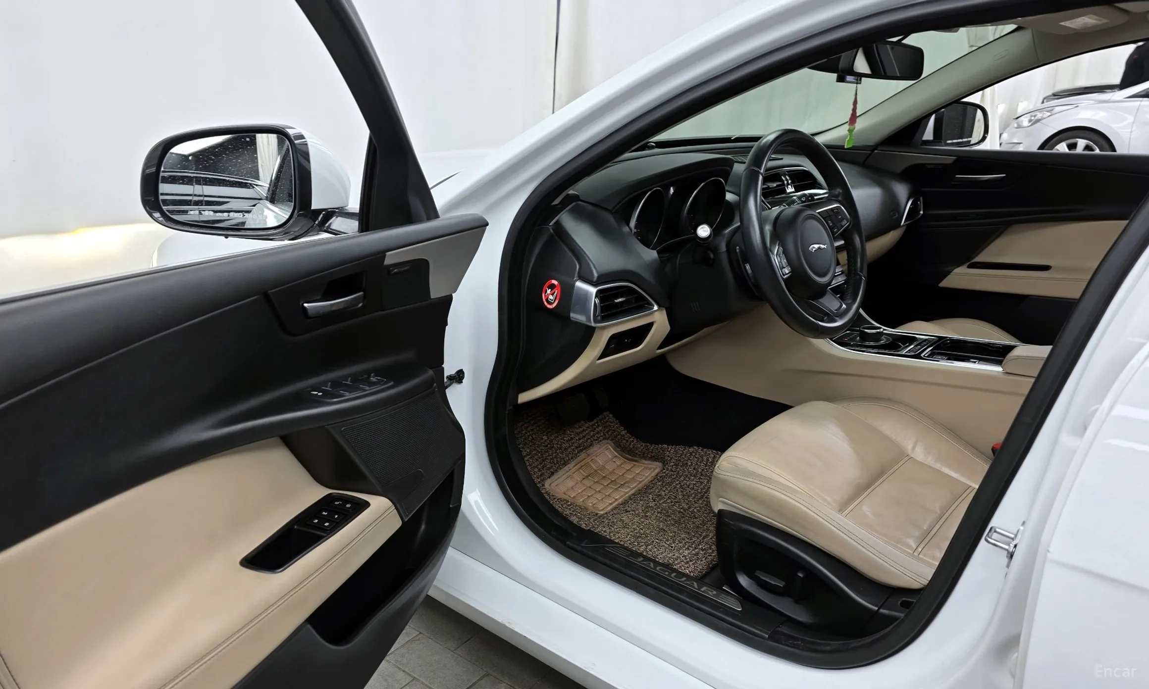 Jaguar XE превью 10