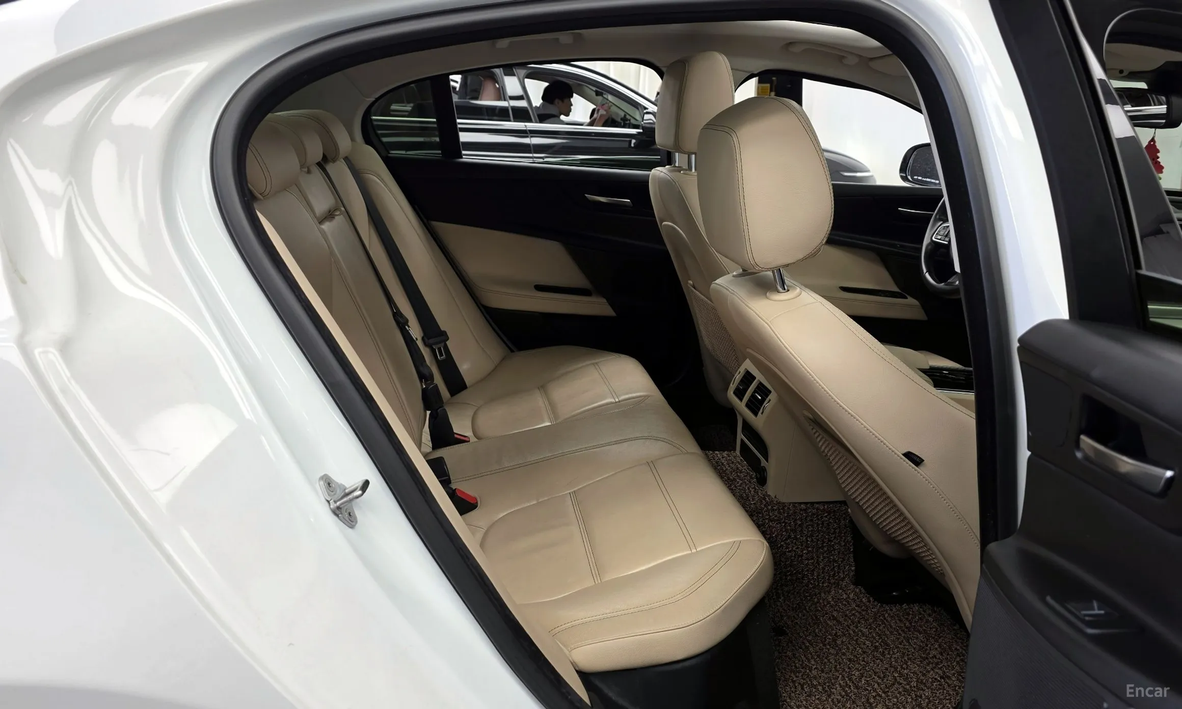 Jaguar XE превью 12