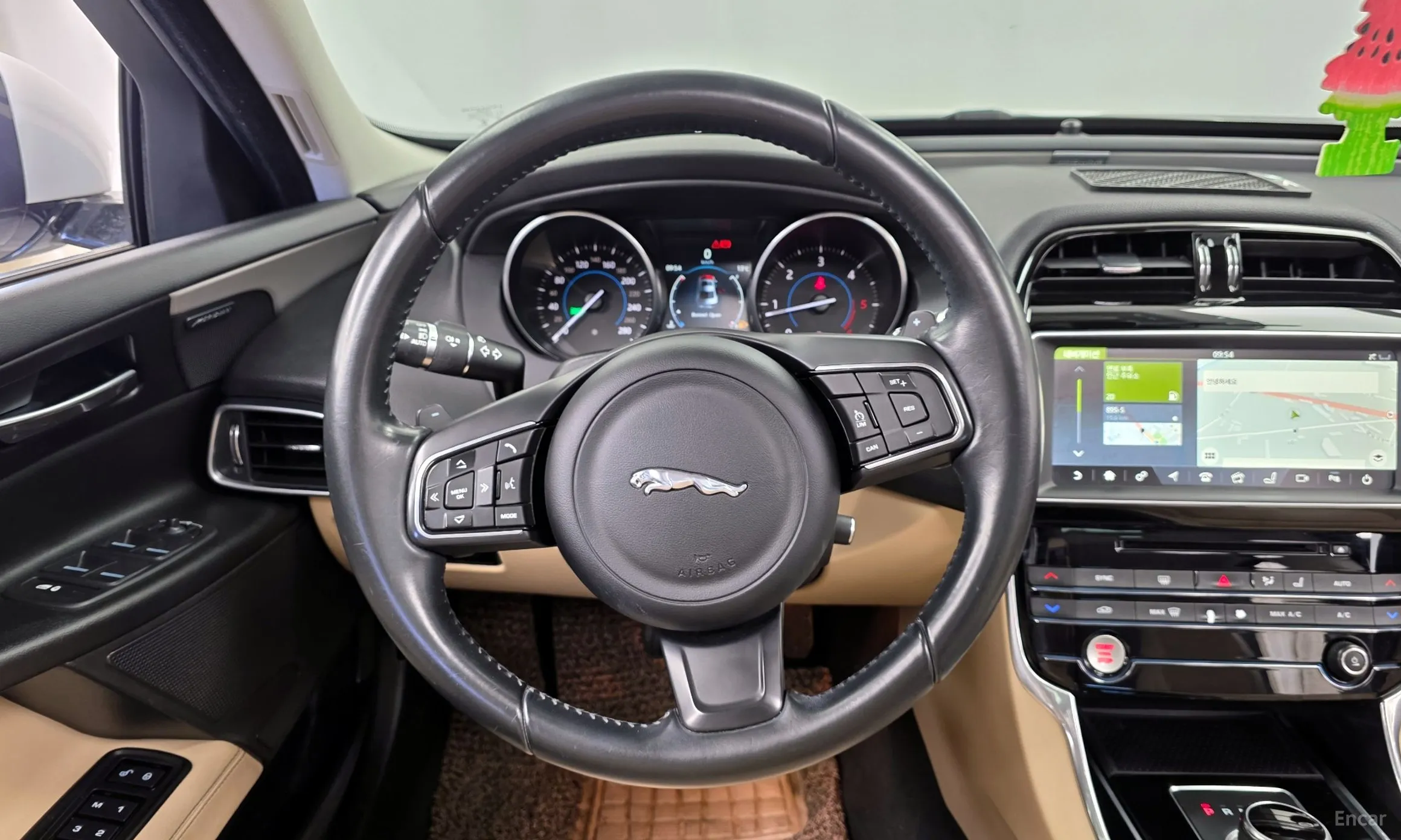 Jaguar XE превью 13