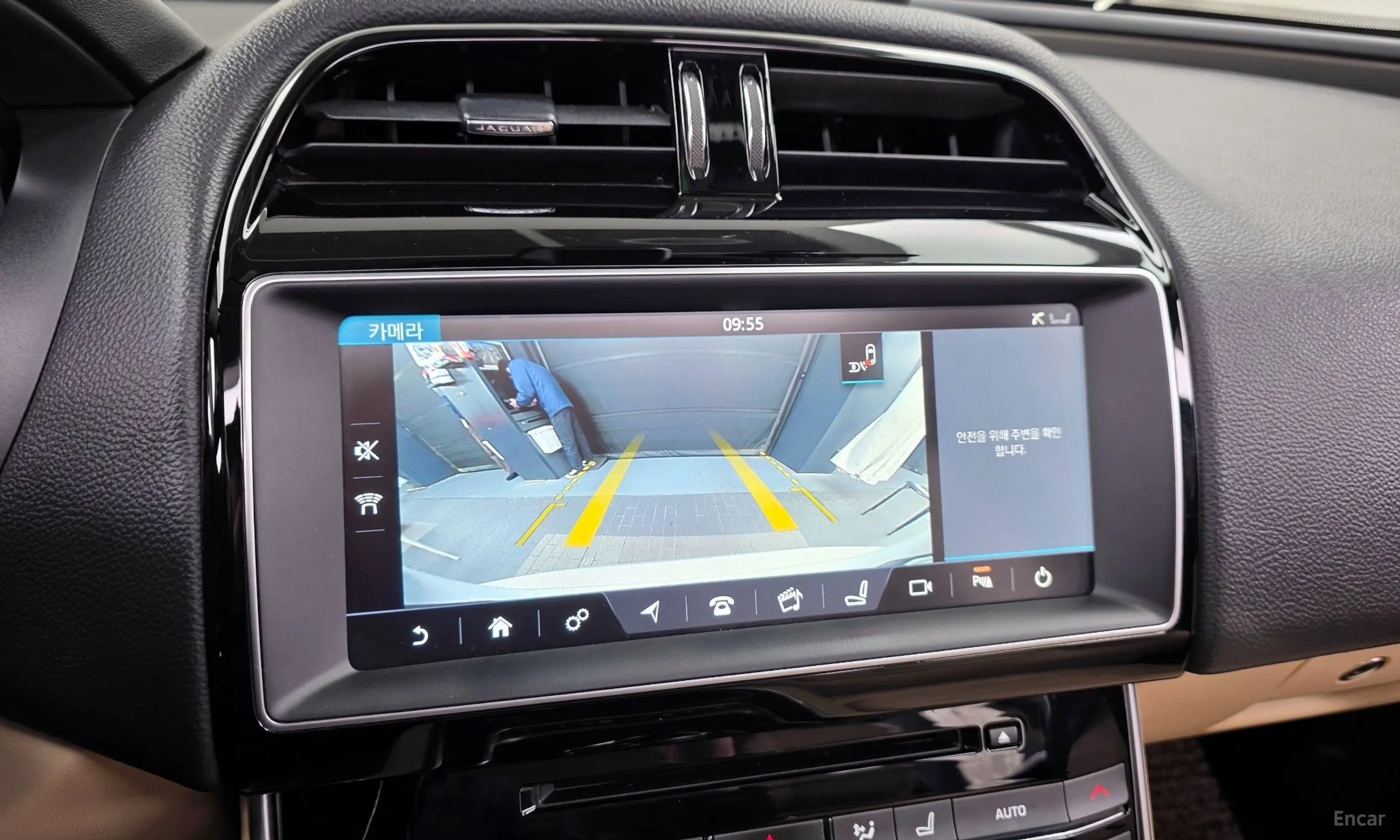 Jaguar XE превью 15