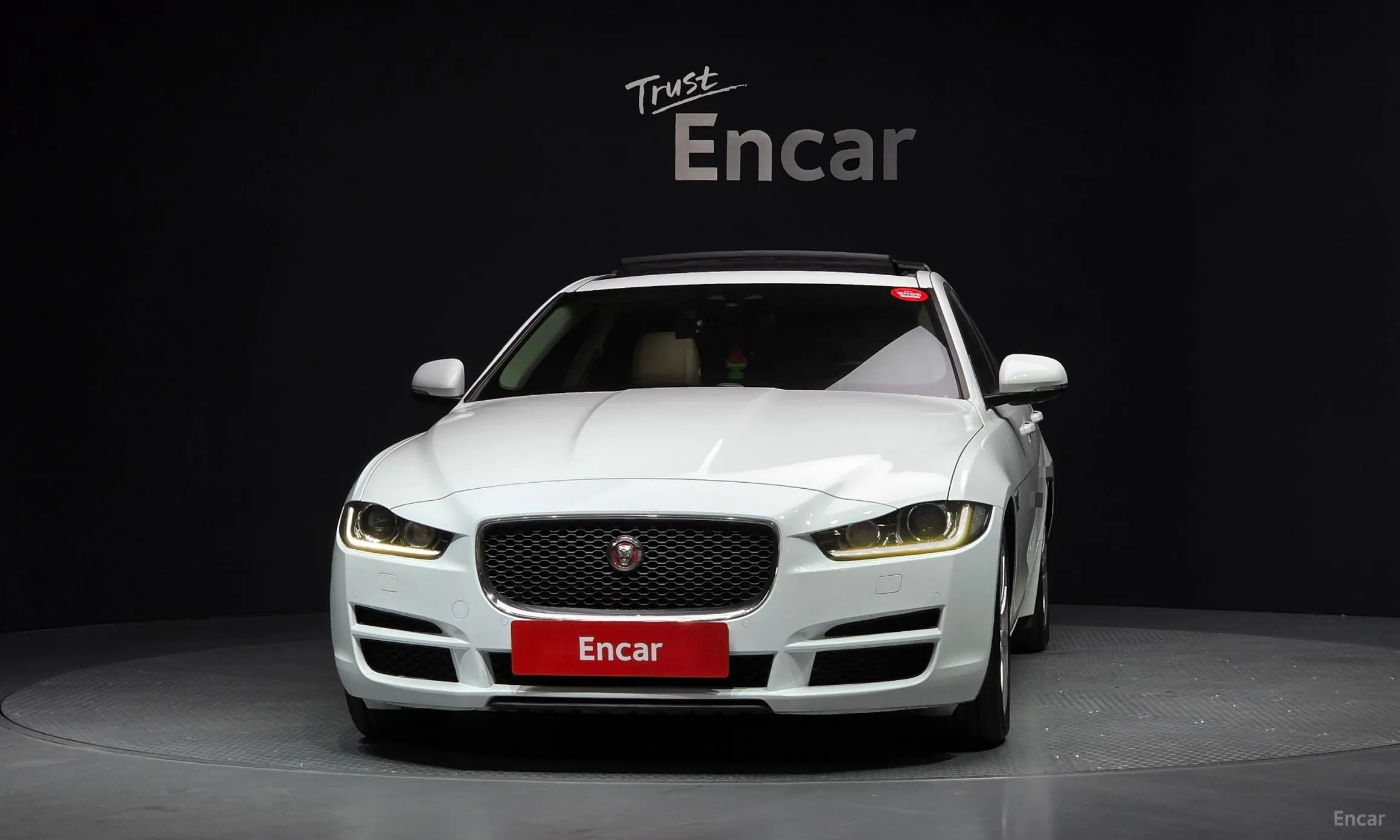Jaguar XE превью 3