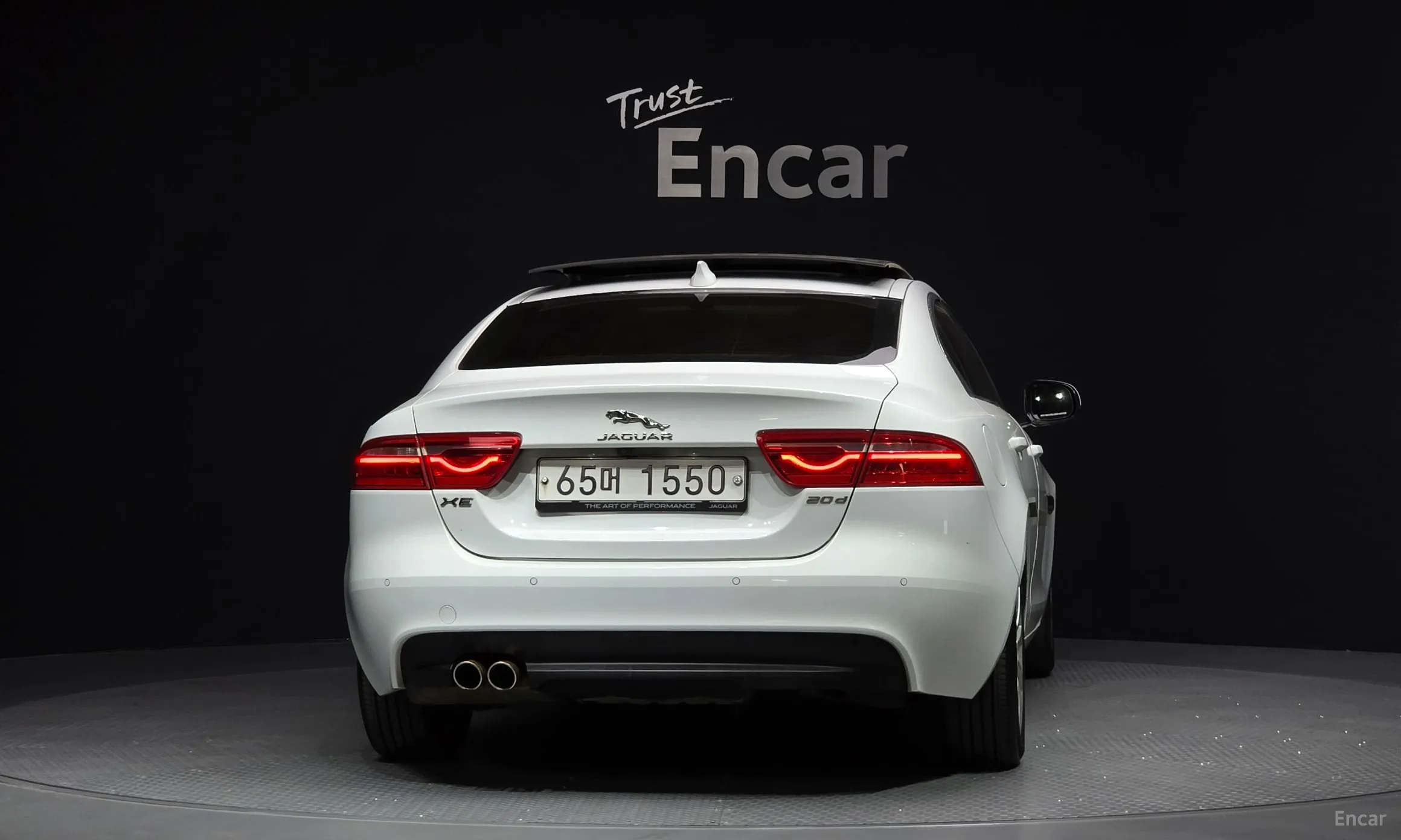 Jaguar XE превью 4