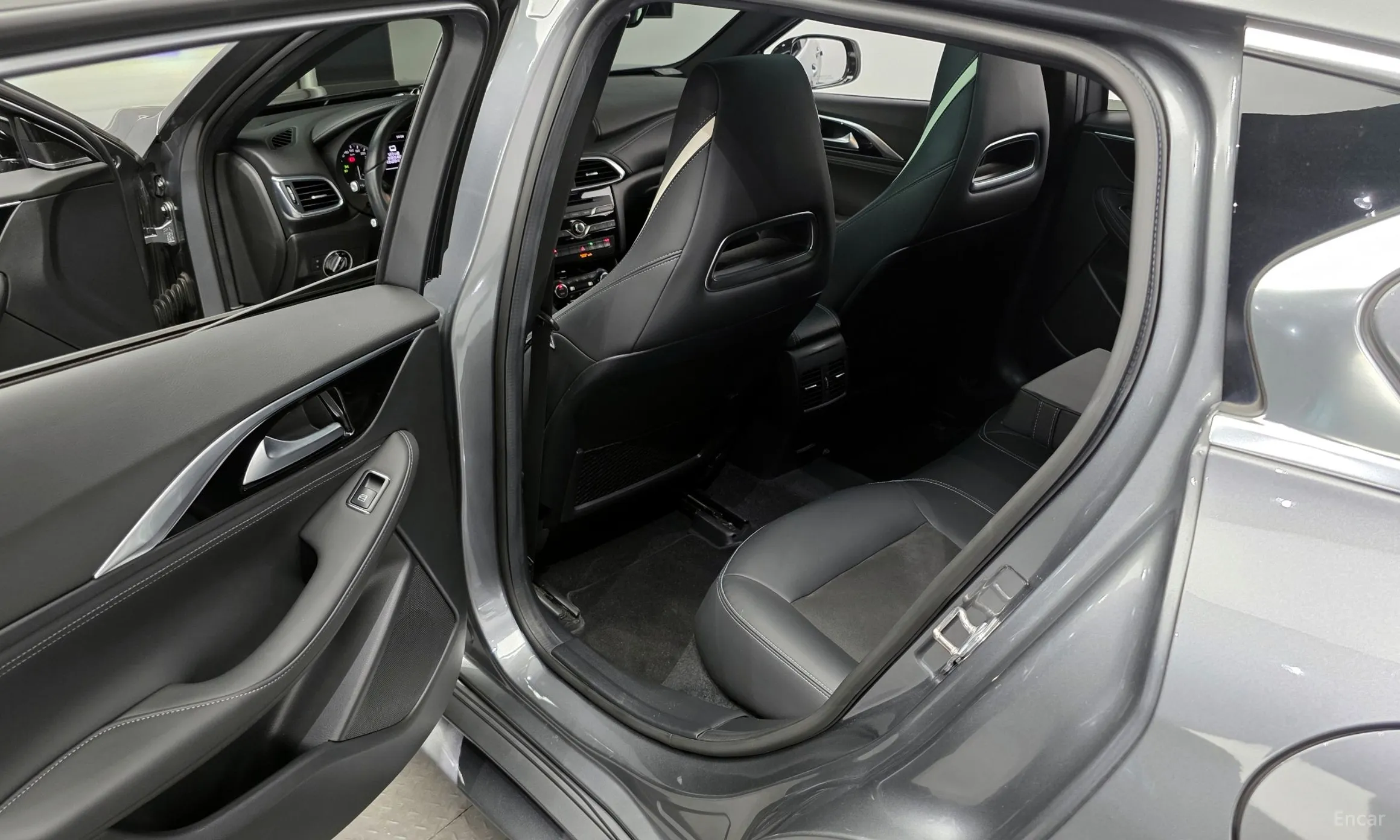 Infiniti Q30 превью 11