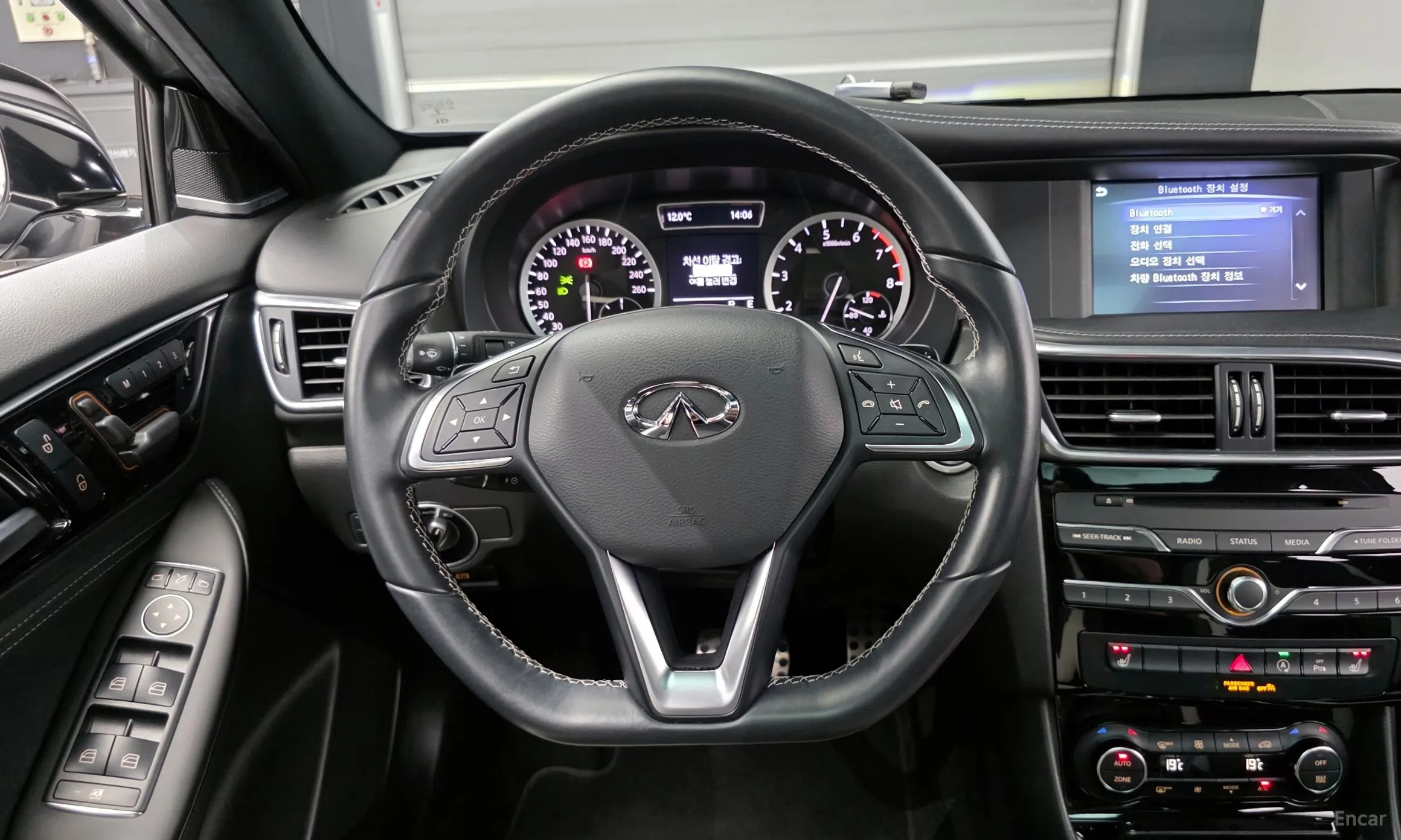 Infiniti Q30 превью 12
