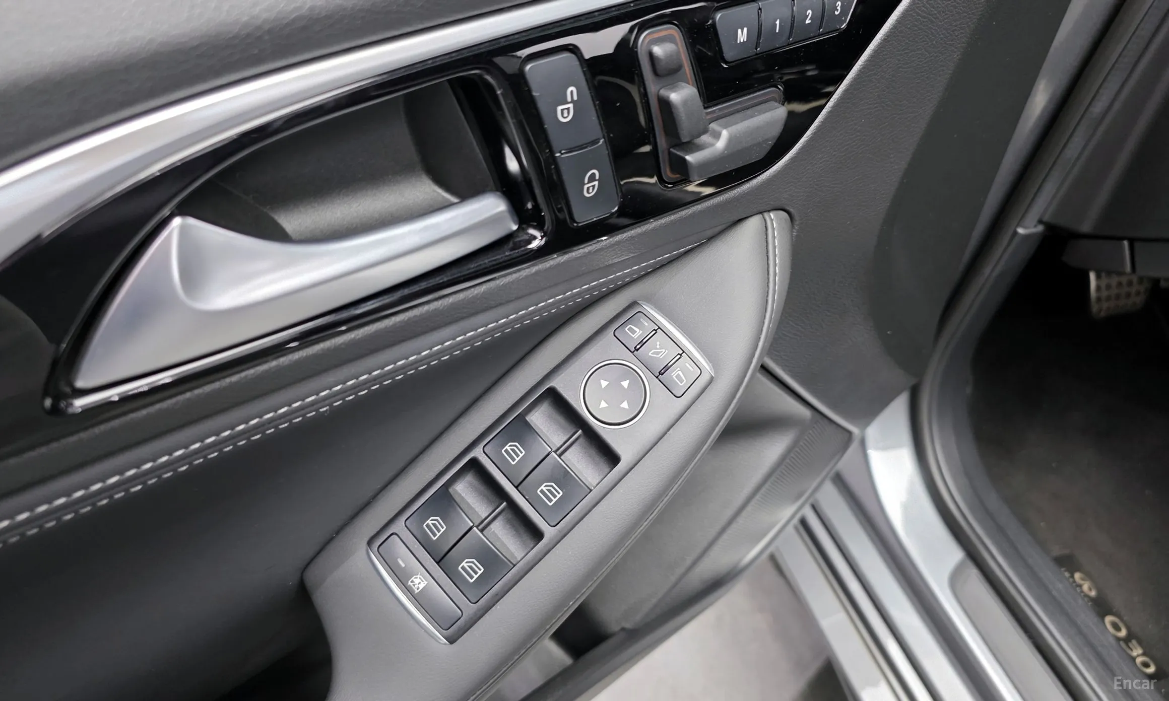 Infiniti Q30 превью 13
