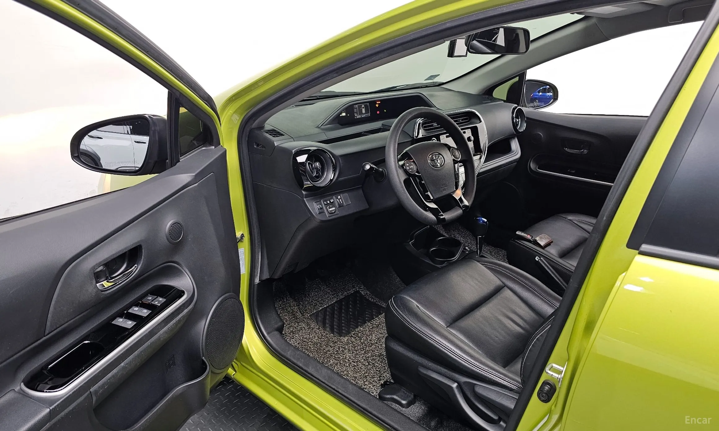 Toyota Prius C превью 10