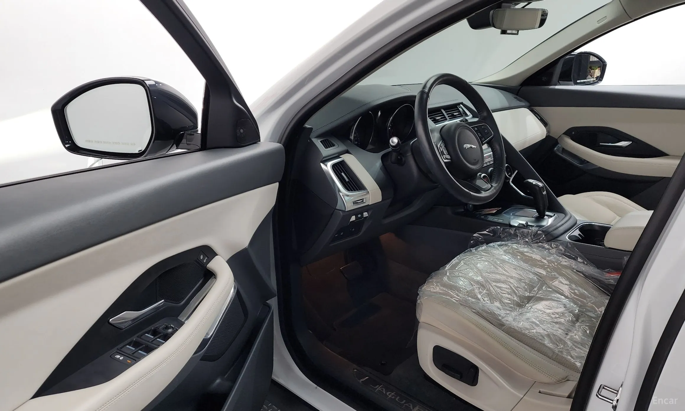 Jaguar E-PACE превью 10