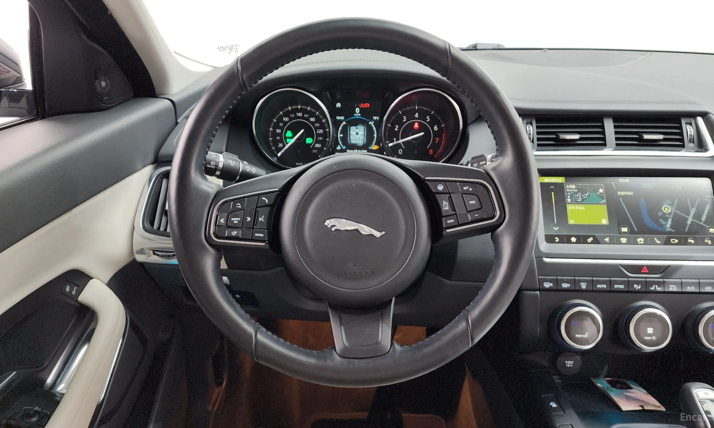 Jaguar E-PACE превью 12