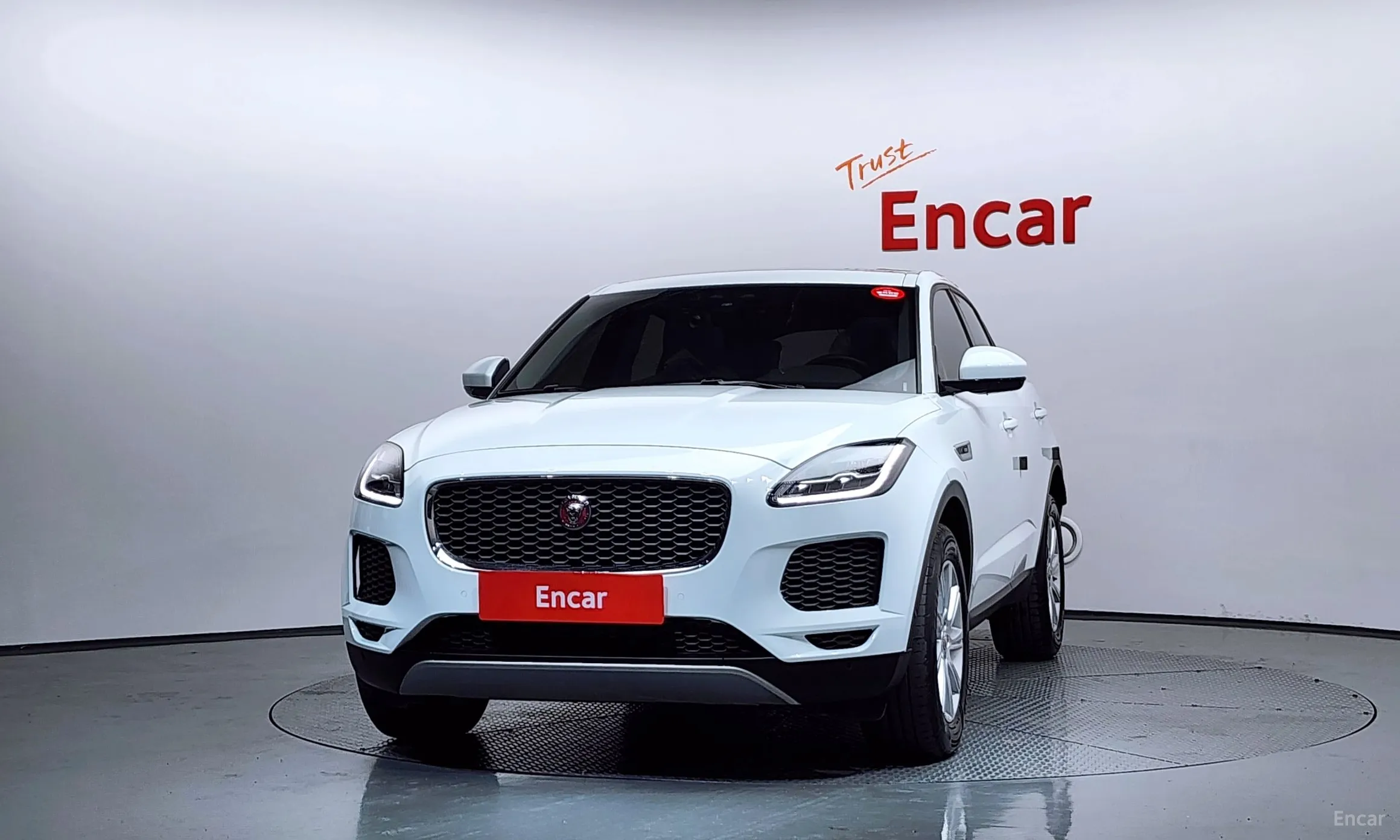 Jaguar E-PACE превью 3
