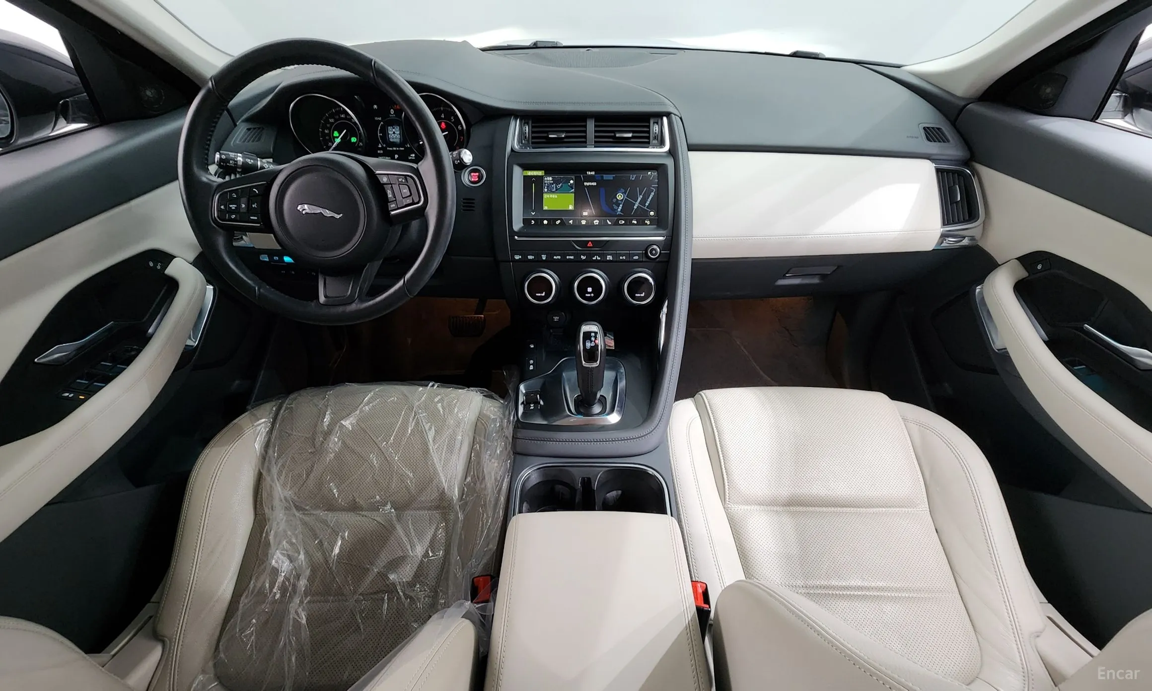 Jaguar E-PACE превью 7