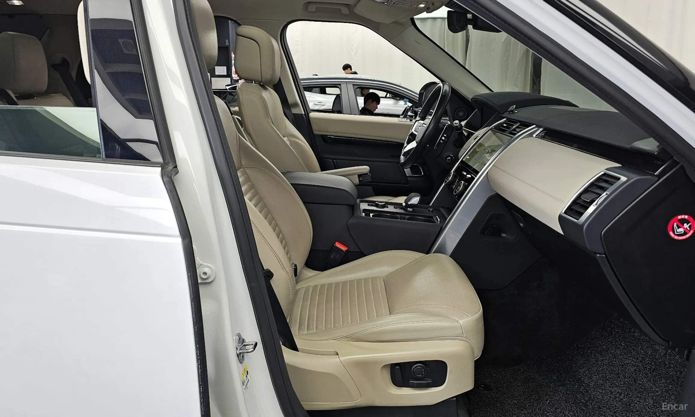 Land Rover Discovery 5 превью 11