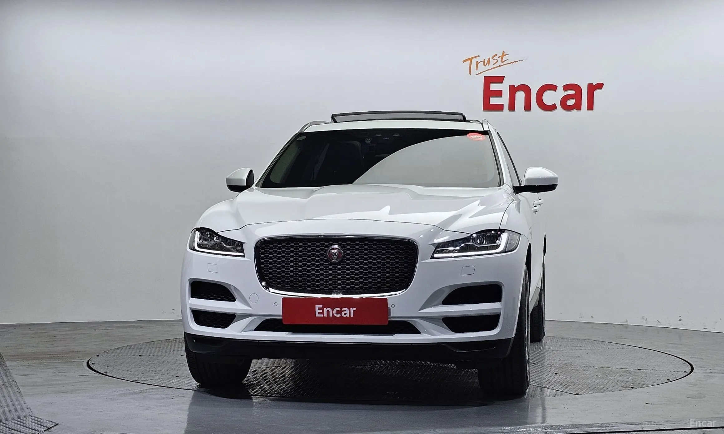 Jaguar F-PACE превью 3