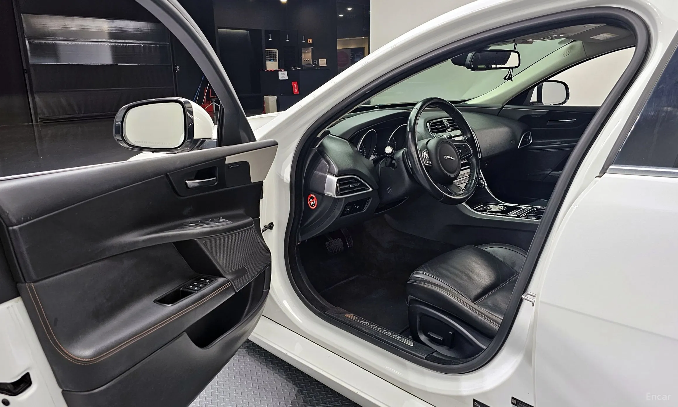 Jaguar XE превью 10