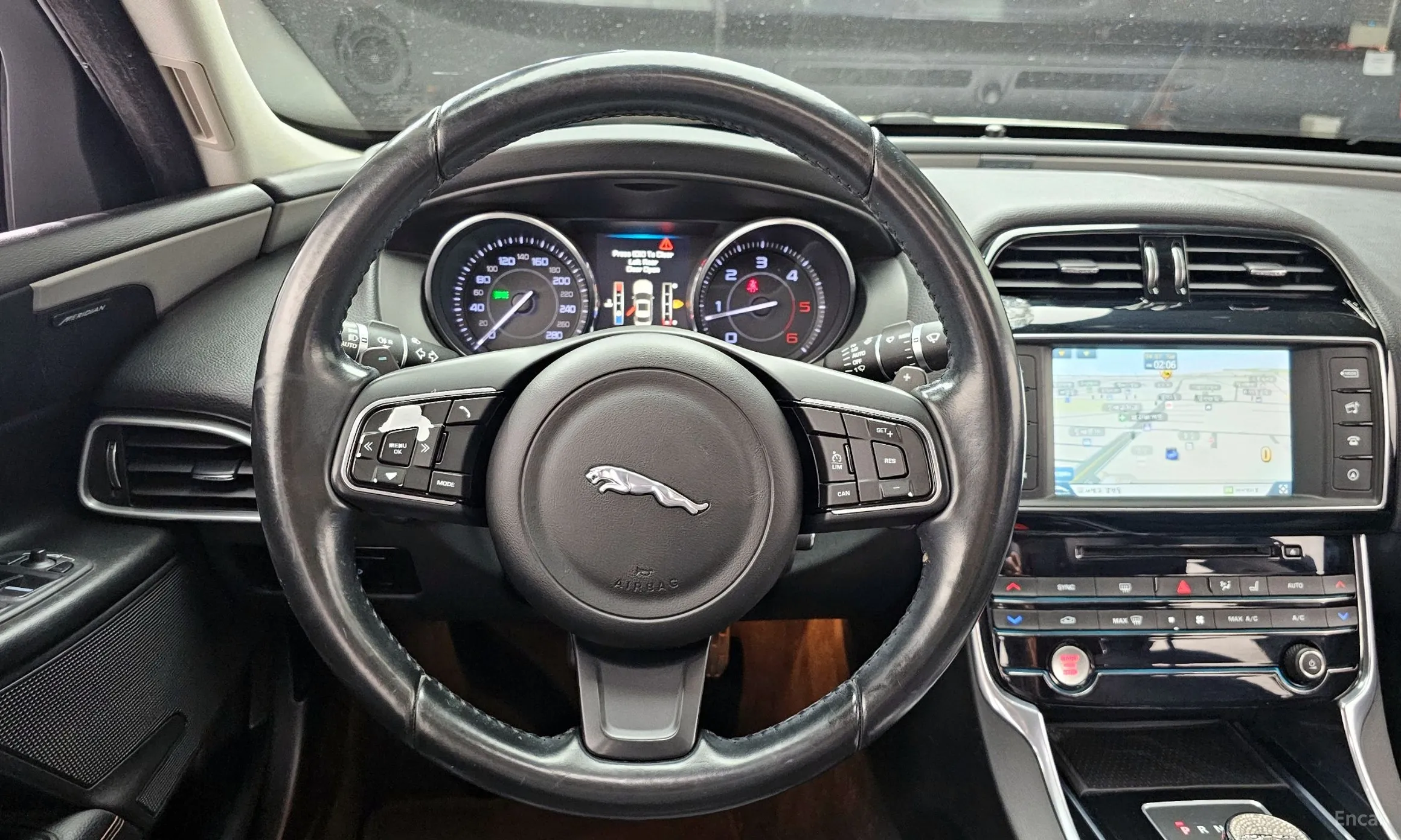 Jaguar XE превью 13