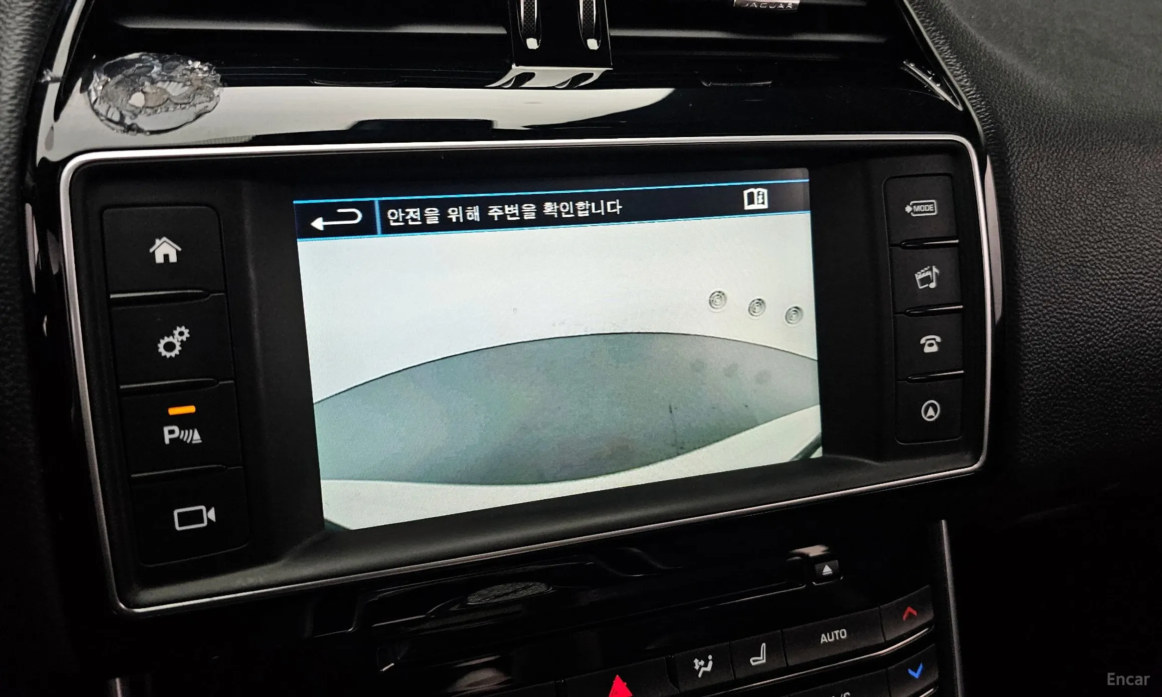 Jaguar XE превью 15