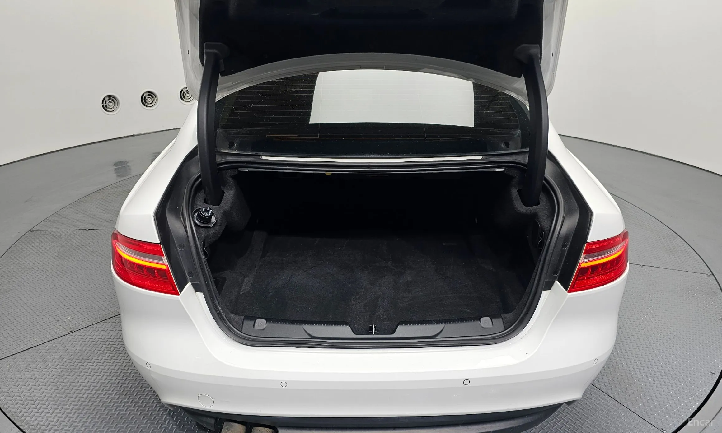 Jaguar XE превью 20