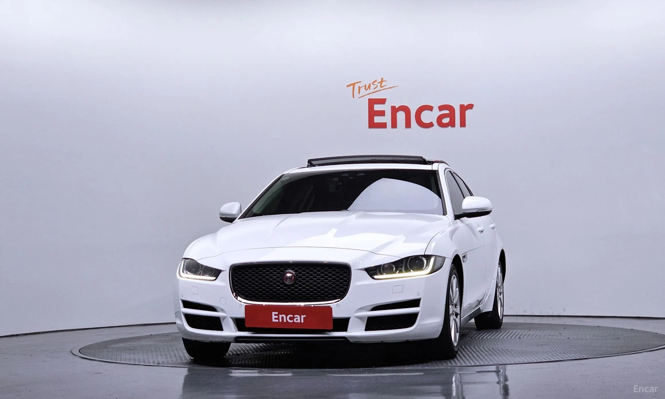 Jaguar XE превью 3