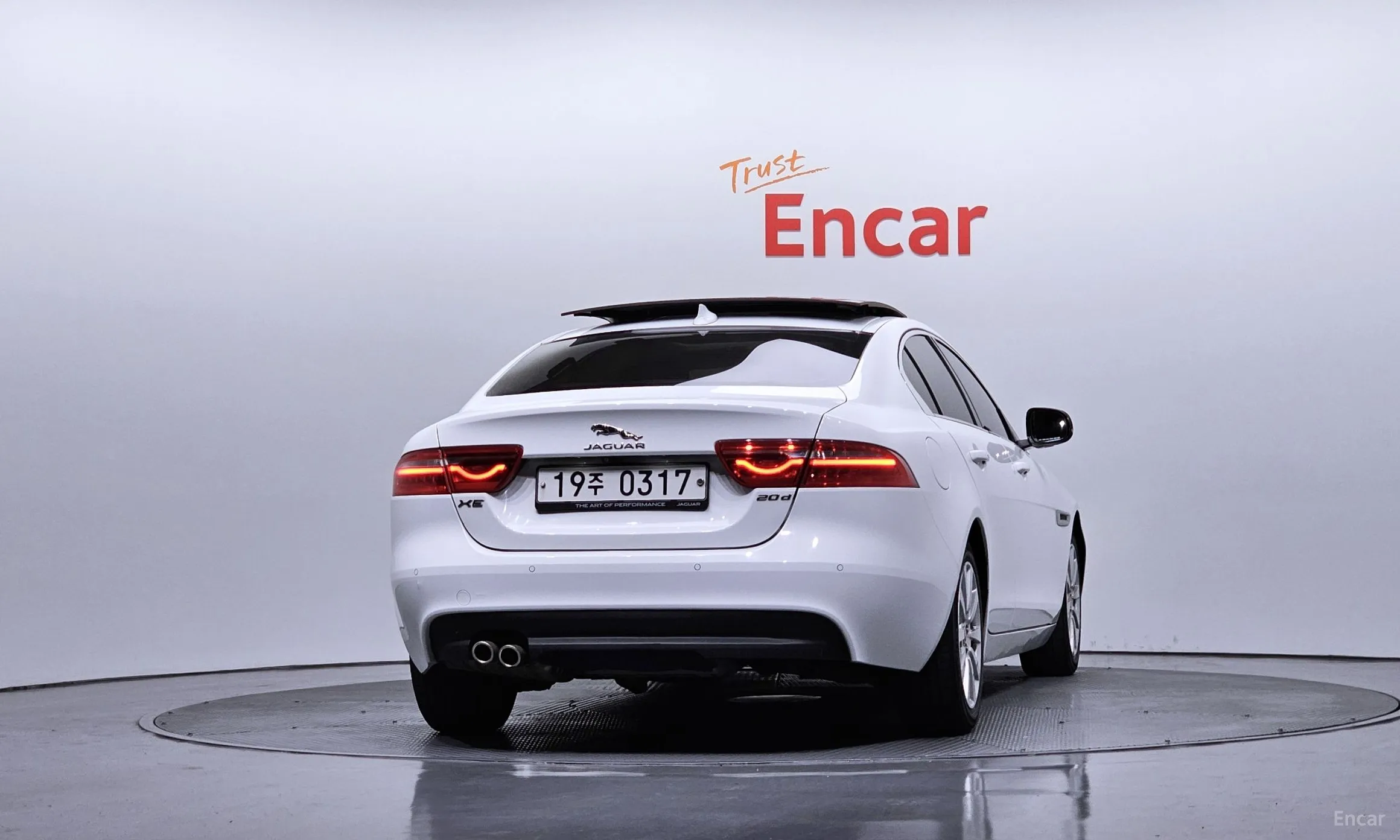 Jaguar XE превью 4