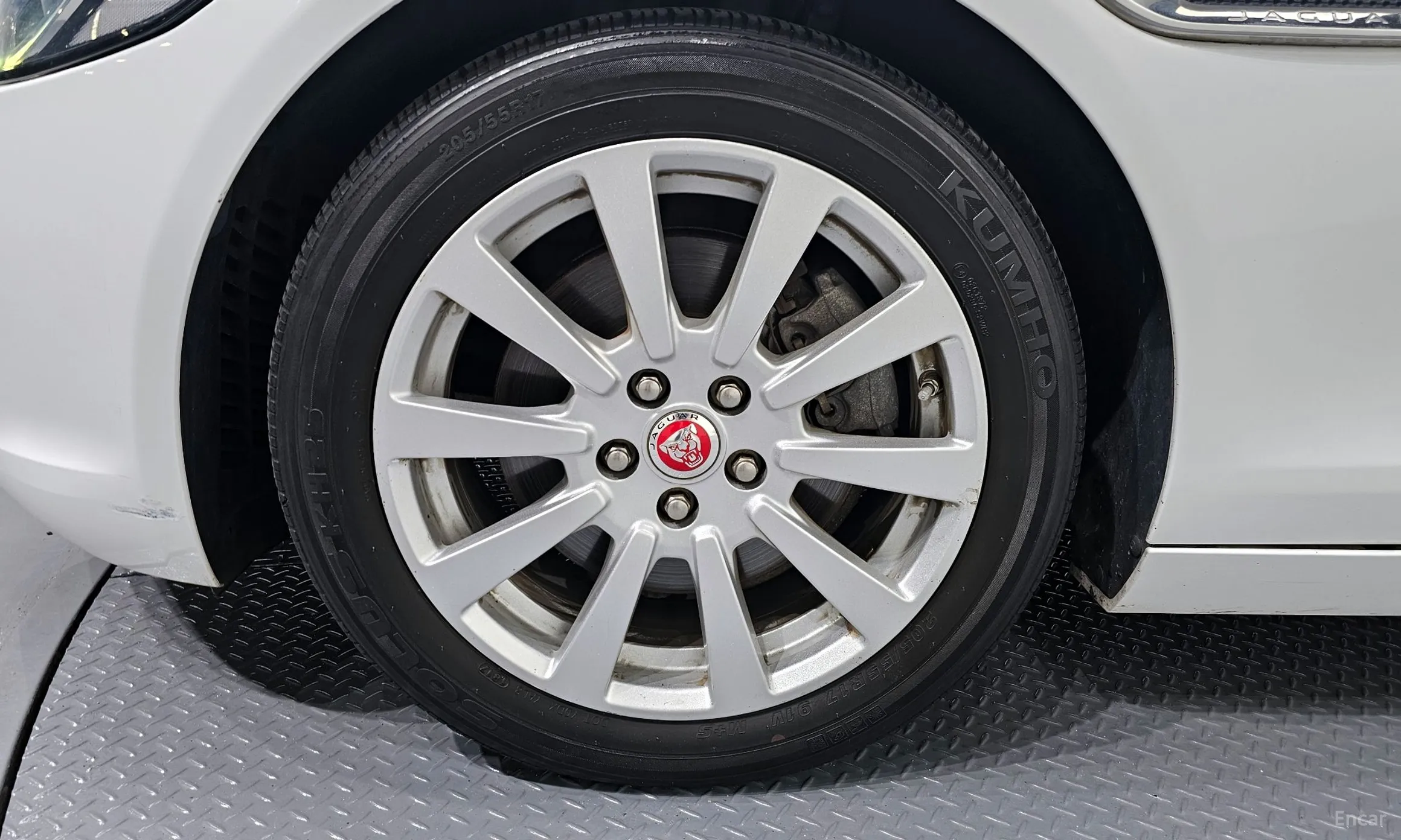 Jaguar XE превью 5